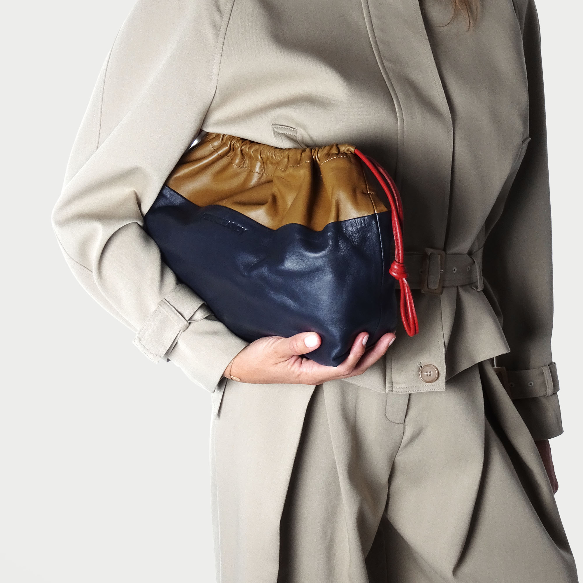 Pierre Hardy POCHETTE TWIN MAXI, cuir d'agneau camel et bleu marine, vue 4