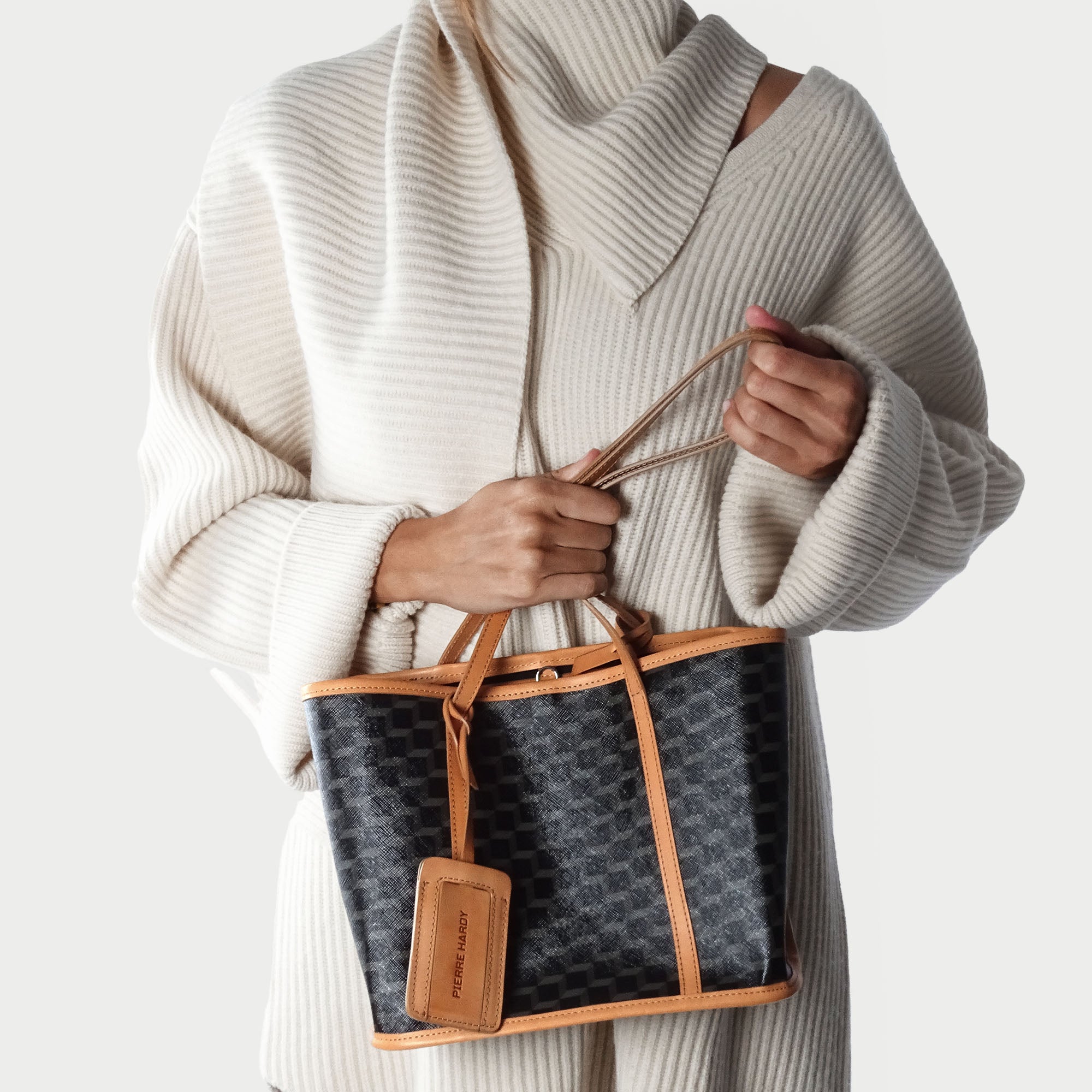 Pierre Hardy MINI CABAS CAB, toile enduite cube perspective noir et ganses en cuir de veau naturel, vue 4