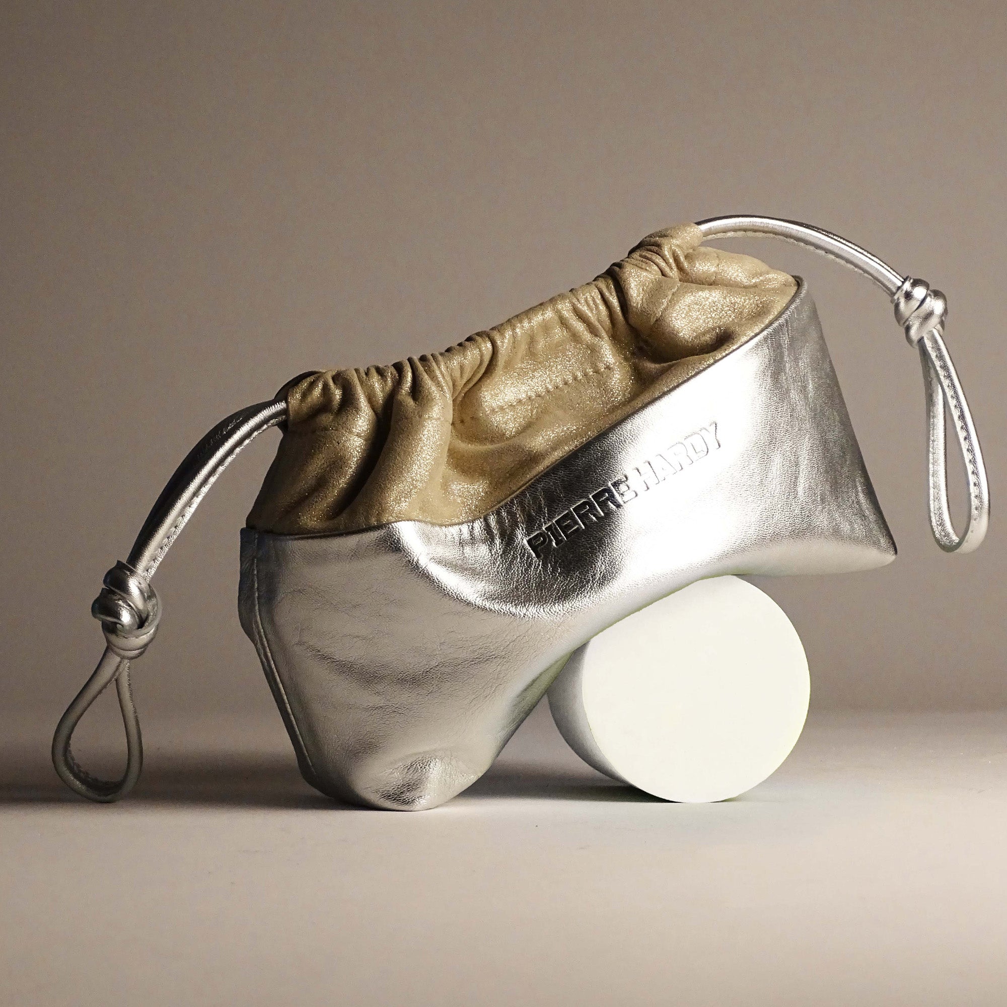 Pierre Hardy POCHETTE TWIN MINI, cuir de chevreau métallisé argenté et cuir d'agneau champagne, vue 7