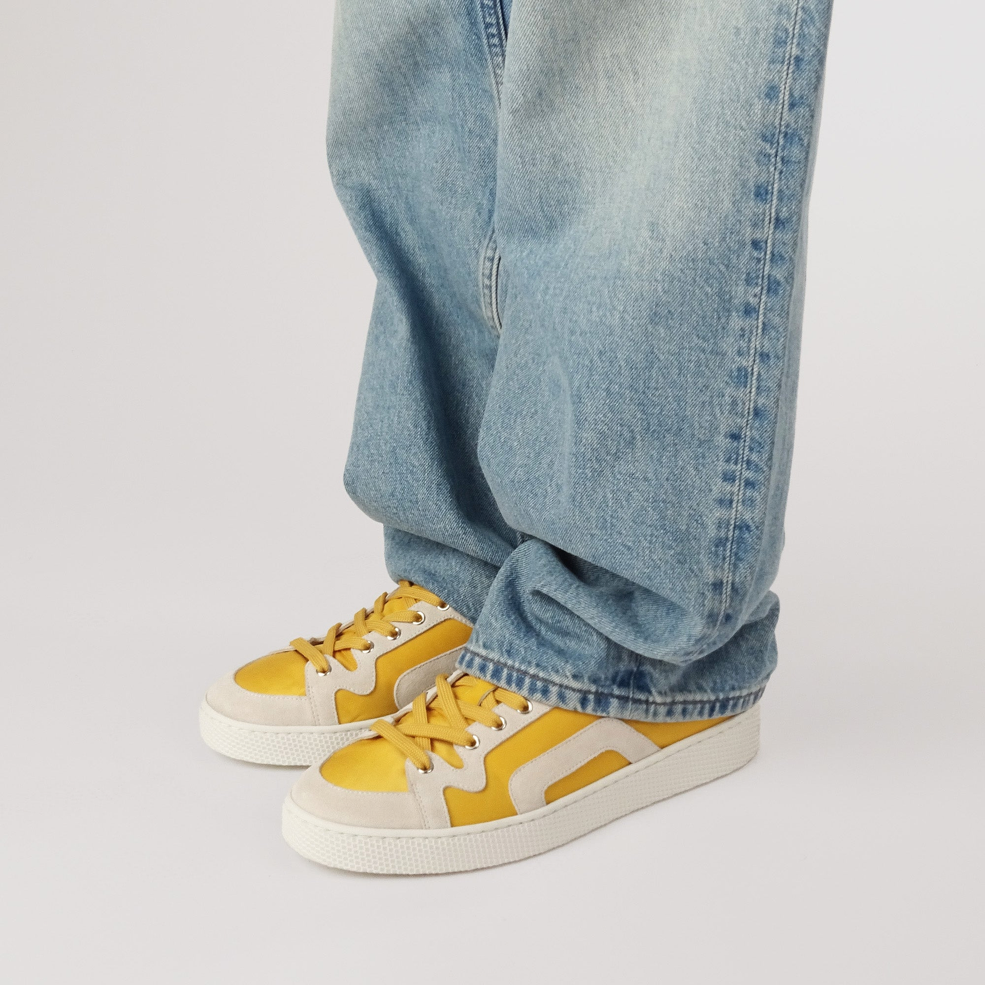 Pierre Hardy BASKETS ALPHA - HOMME, toile de nylon jaune et cuir de veau velours blanc, vue 5