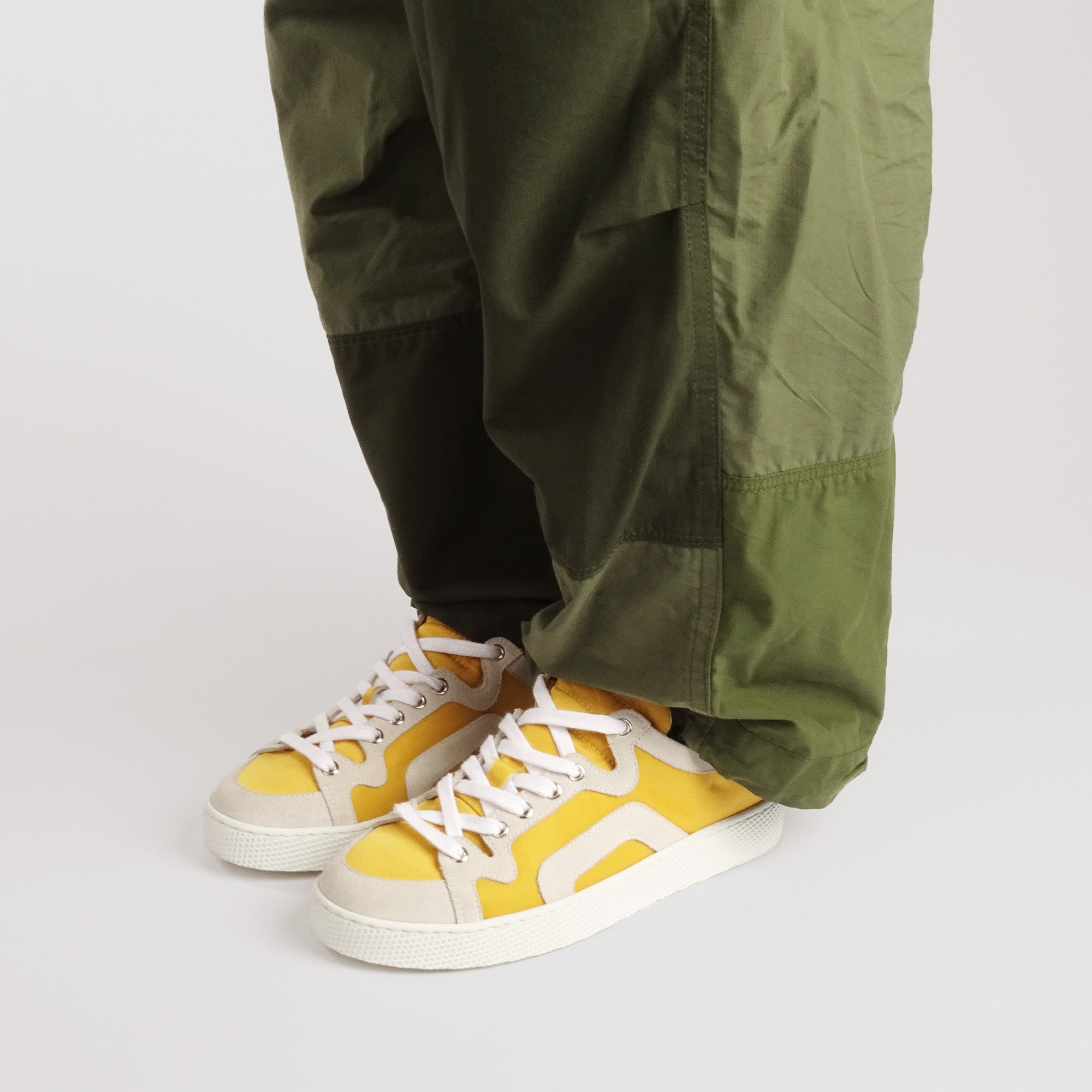 Pierre Hardy BASKETS ALPHA - FEMME, toile de nylon jaune et cuir de veau velours blanc, vue 5