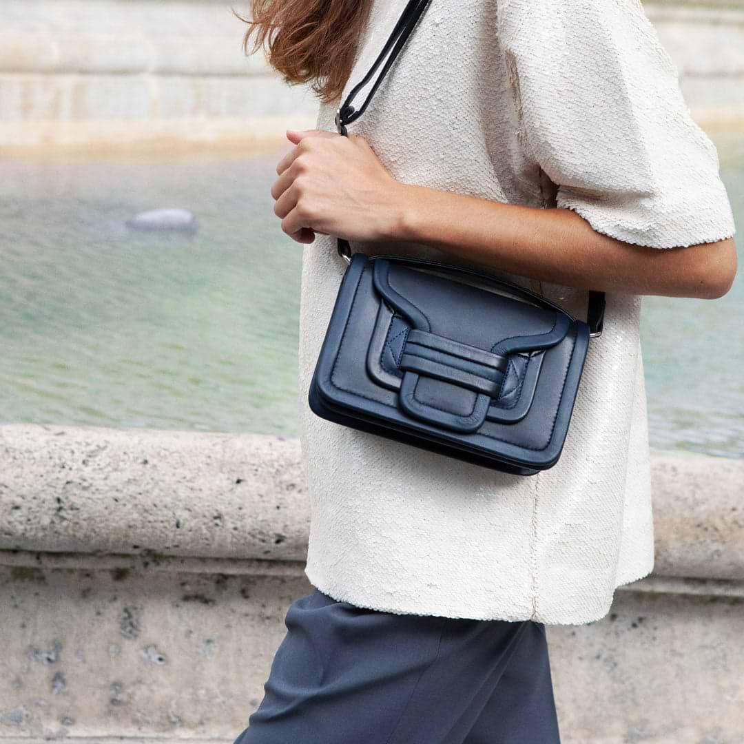 Pierre Hardy SAC À MAIN ALPHA, cuir d'agneau bleu marine et noir, vue 6