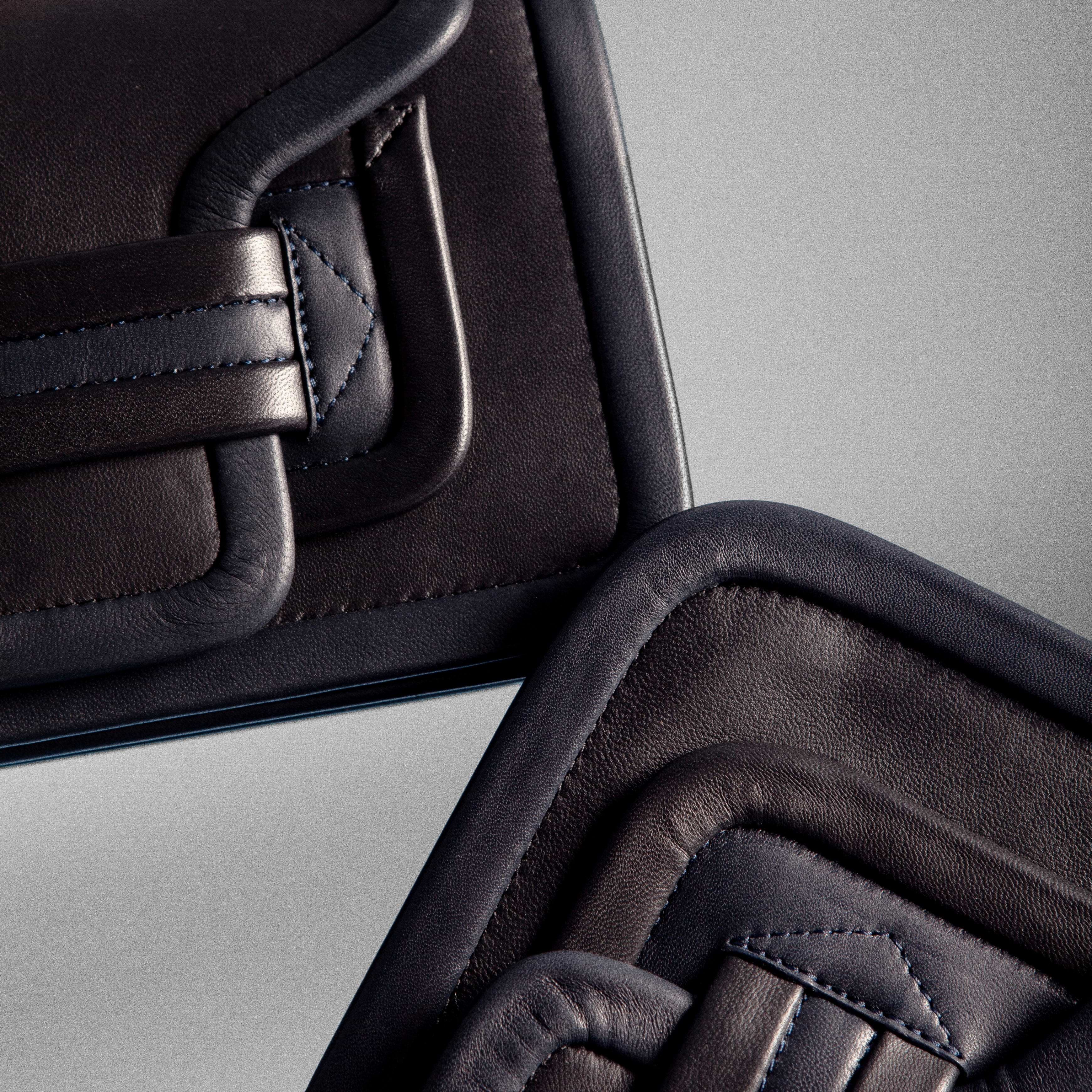 Pierre Hardy SAC À MAIN ALPHA, cuir d'agneau bleu marine et noir, vue 2