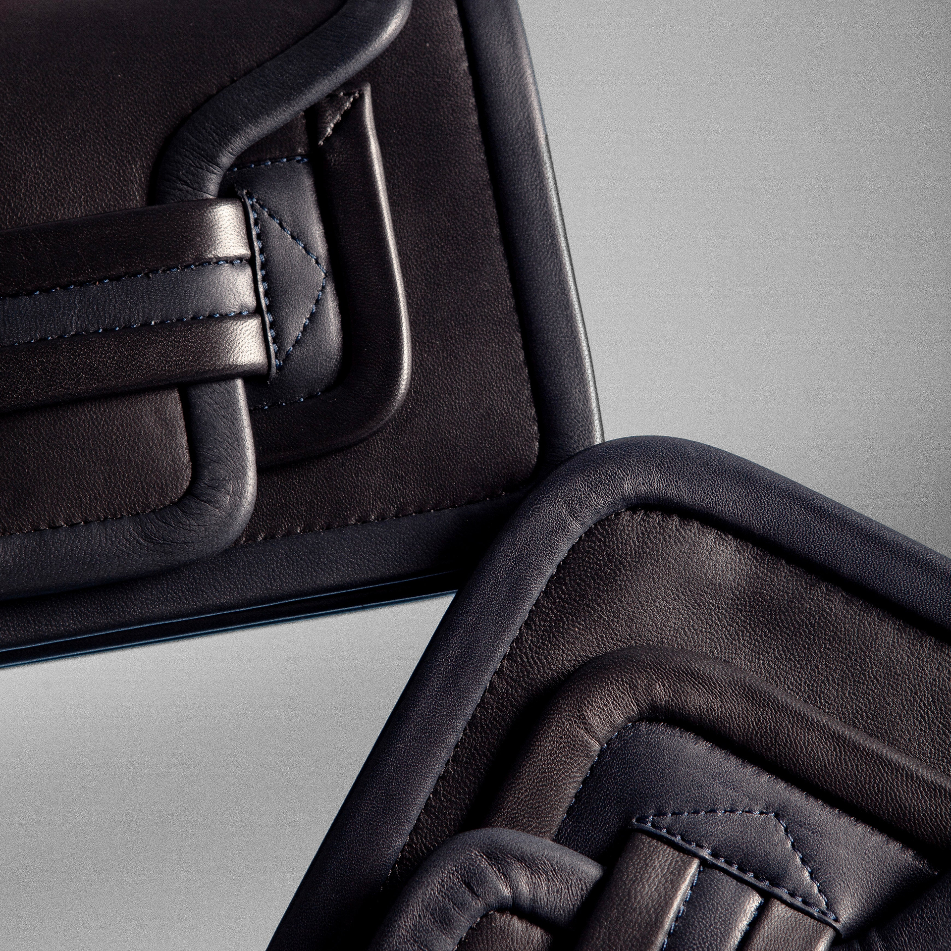 Pierre Hardy SAC À MAIN ALPHA, cuir d'agneau bleu marine et noir, vue 2
