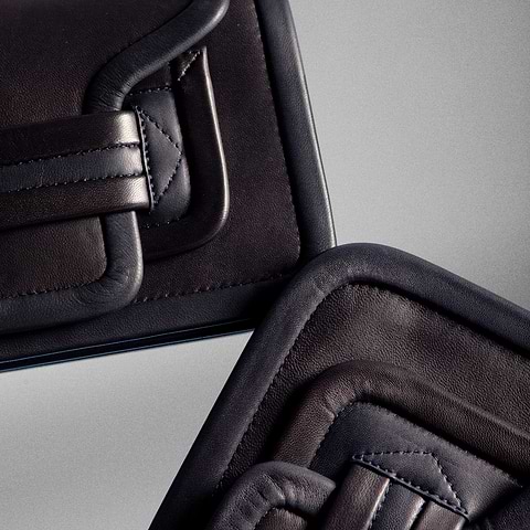 Pierre Hardy SAC À MAIN ALPHA MAXI, cuir d'agneau noir et bleu marine, vue 2