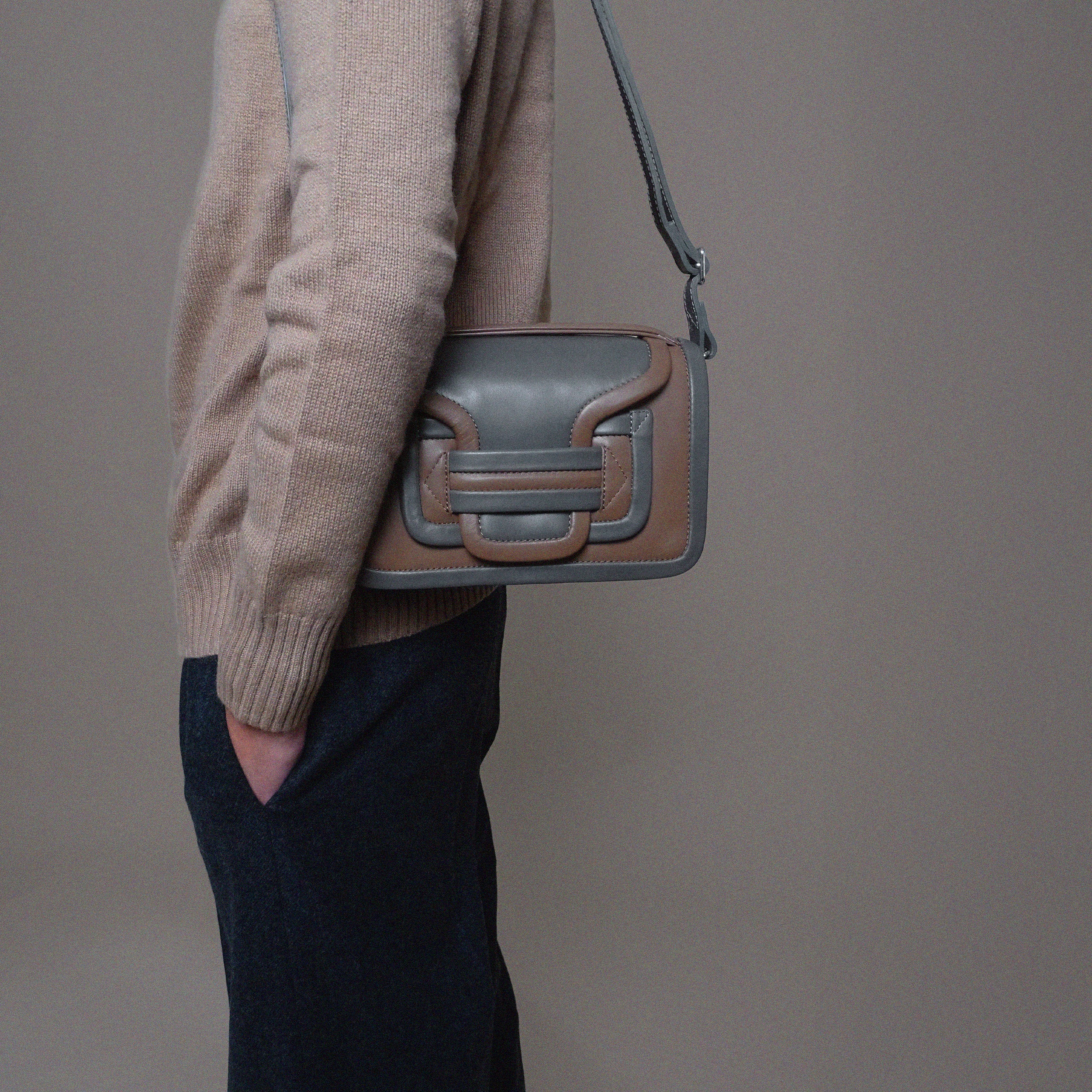 Pierre Hardy SAC À MAIN ALPHA, cuir de veau gris & camel, vue 4