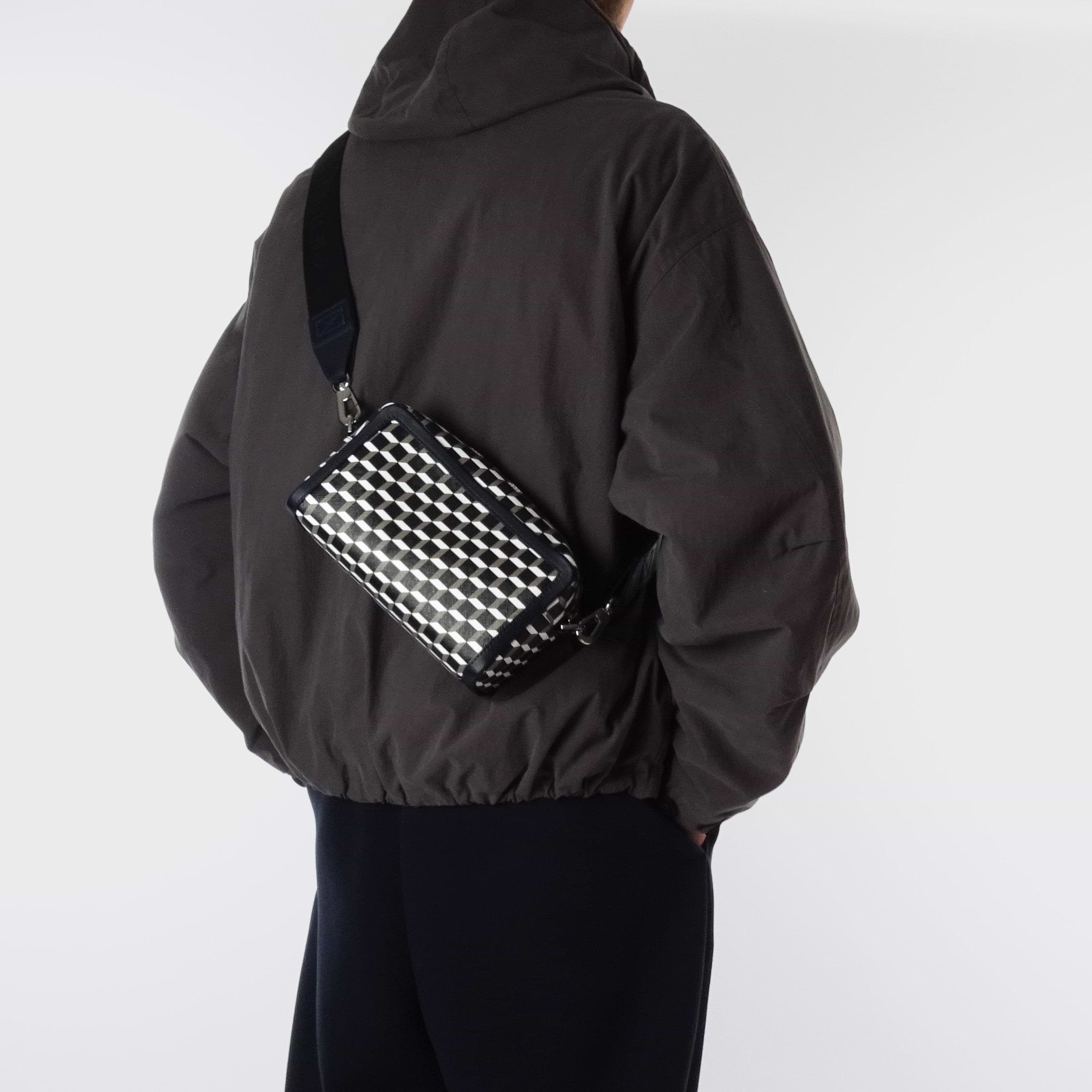 Pierre Hardy SAC MAXI CUBE BOX, toile enduite cube perspective et cuir de veau noir, vue 4