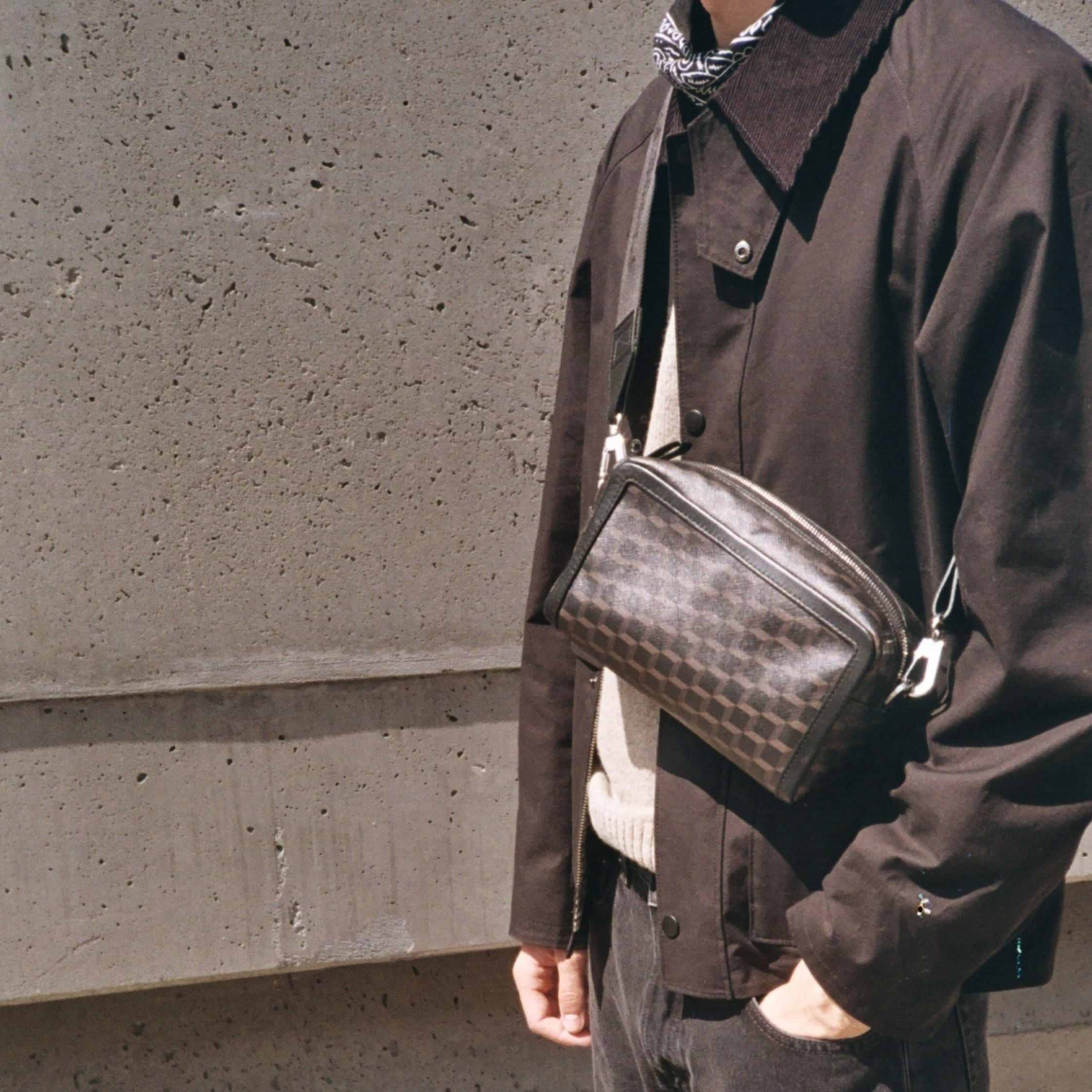 Pierre Hardy SAC MAXI CUBE BOX, toile enduite cube noir et cuir de veau rouge, vue 7