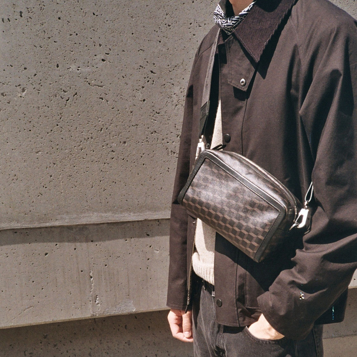 Pierre Hardy SAC MAXI CUBE BOX, toile enduite cube noir et cuir de veau rouge, vue 7