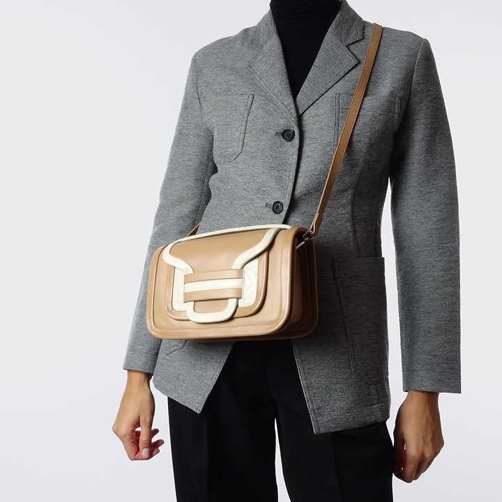 Pierre Hardy SAC À MAIN ALPHA MAXI, cuir de veau cappuccino, camel et blanc cassé, vue 4