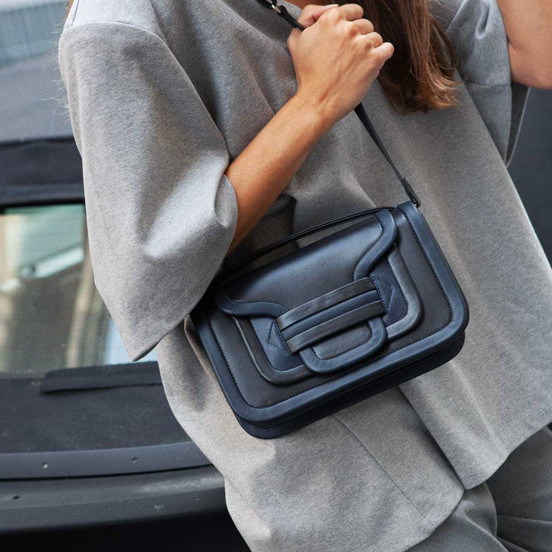 Pierre Hardy SAC À MAIN ALPHA MAXI, cuir d'agneau noir et bleu marine, vue 4
