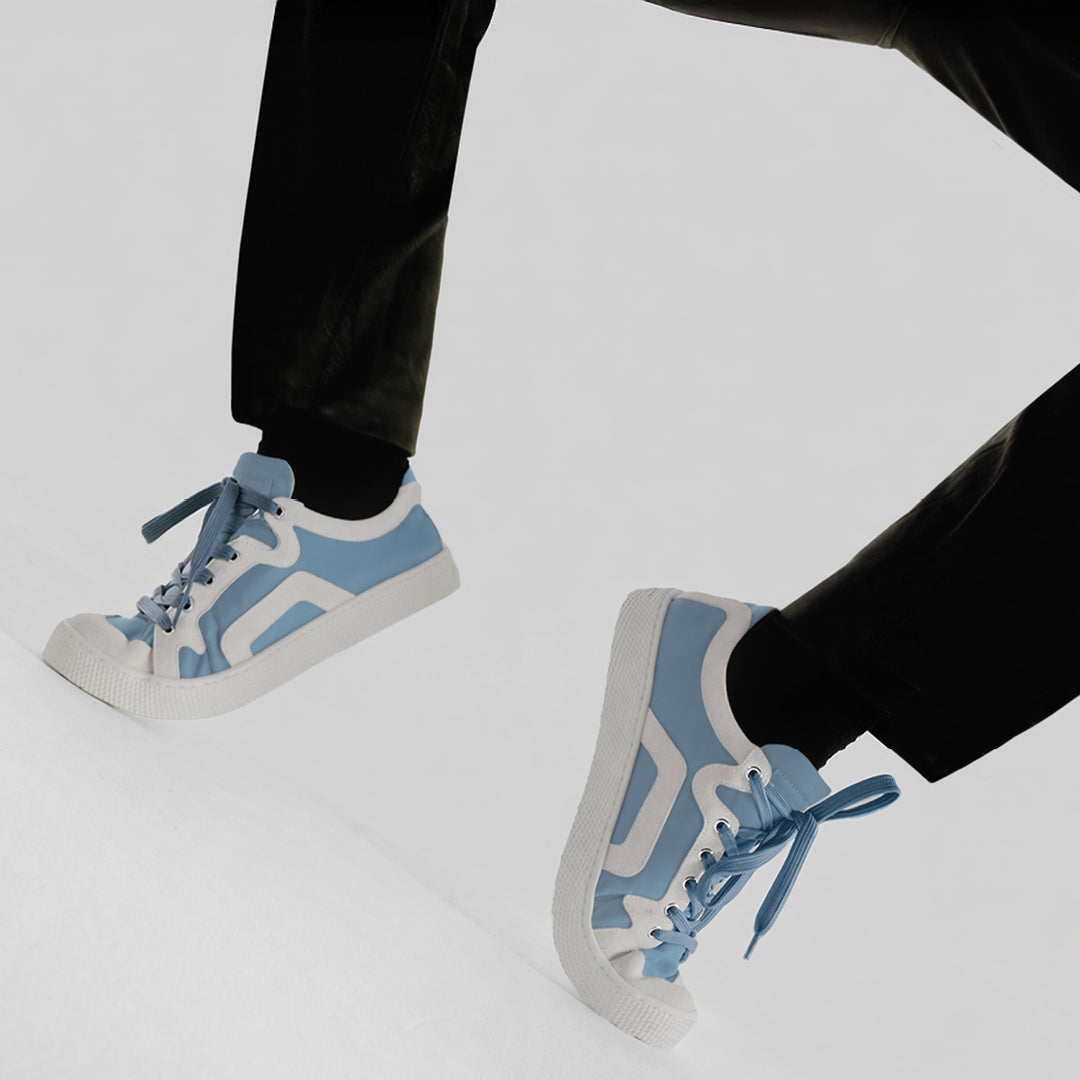 Pierre Hardy BASKETS ALPHA - FEMME, toile de nylon bleu ciel et cuir de veau velours blanc, vue 7