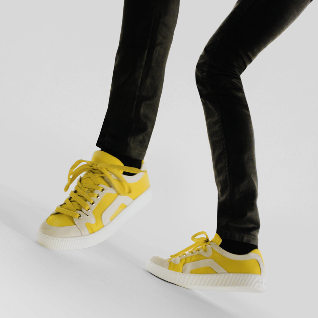 Pierre Hardy BASKETS ALPHA - FEMME, toile de nylon jaune et cuir de veau velours blanc, vue 7