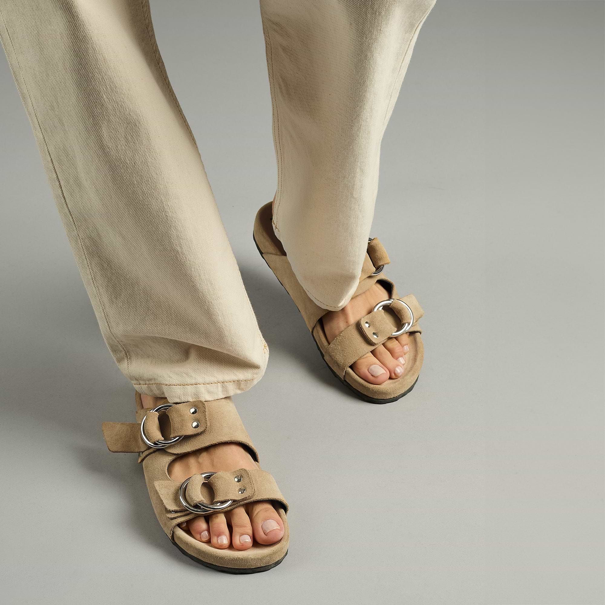 Pierre Hardy MULE PLATE BEACH RIDER, veau velours sable, vue 3