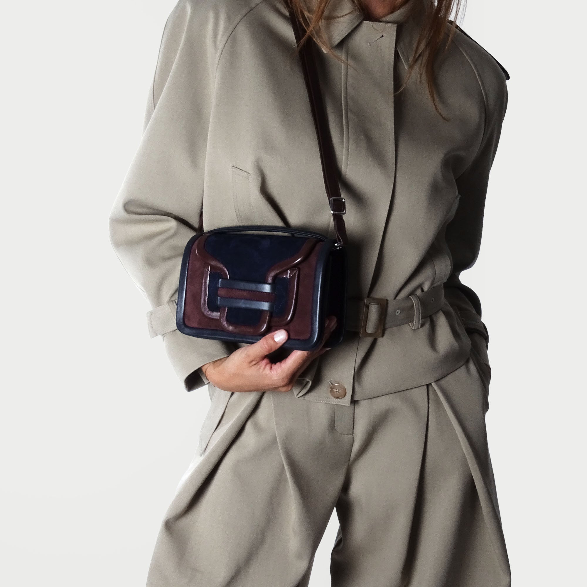 Pierre Hardy SAC À MAIN ALPHA, cuir de chevreau velours et cuir d'agneau marron & bleu marine, vue 3