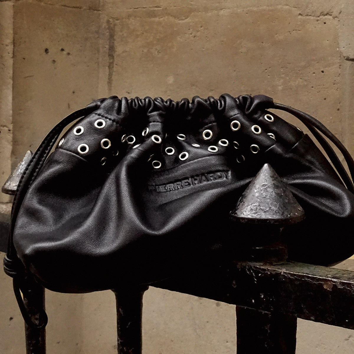 Pierre Hardy POCHETTE TWIN À ŒILLETS, cuir d'agneau noir, vue 9