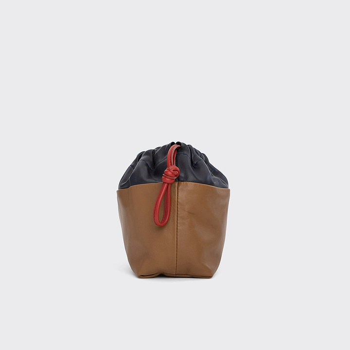 Pierre Hardy POCHETTE TWIN, cuir d'agneau camel et bleu marine, vue 3