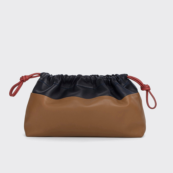 Pierre Hardy POCHETTE TWIN, cuir d'agneau camel et bleu marine, vue 5