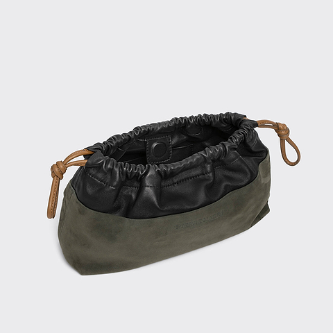 Pierre Hardy POCHETTE TWIN, cuir de chevreau velours kaki et cuir d'agneau noir, vue 2