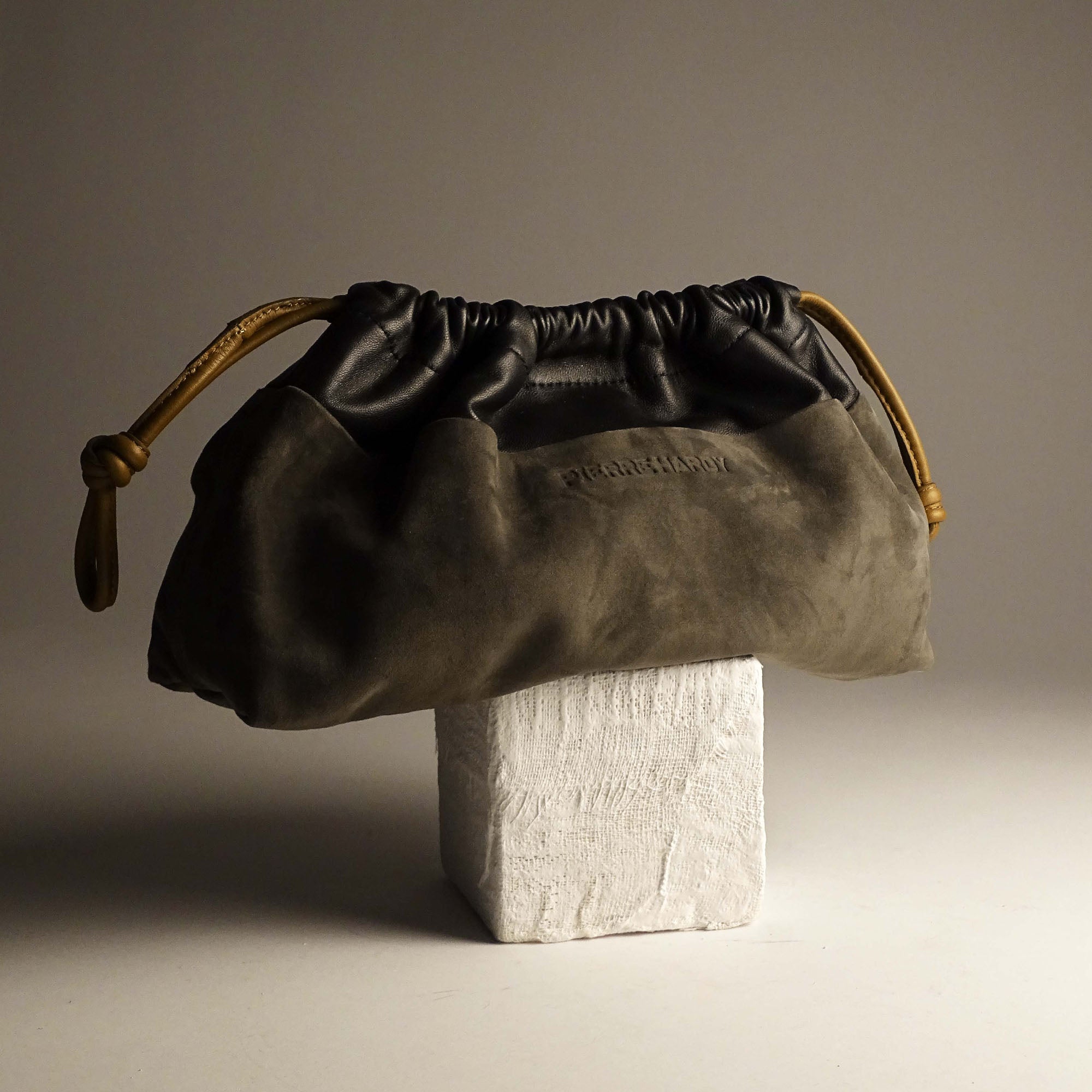 Pierre Hardy POCHETTE TWIN, cuir de chevreau velours kaki et cuir d'agneau noir, vue 6