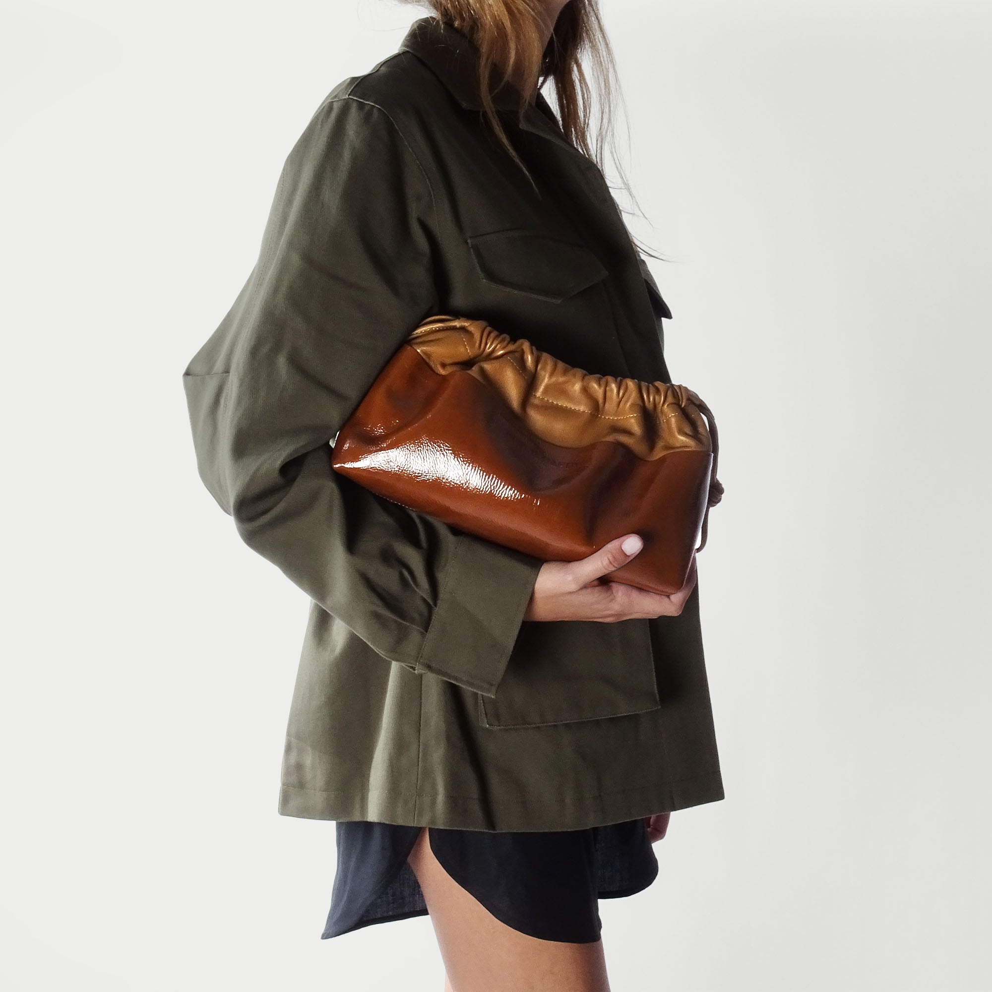 Pierre Hardy POCHETTE TWIN, cuir de chevreau verni et cuir d'agneau havane, vue 4
