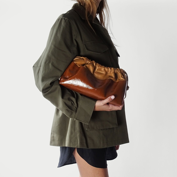 Pierre Hardy POCHETTE TWIN, cuir de chevreau verni et cuir d'agneau havane, vue 4