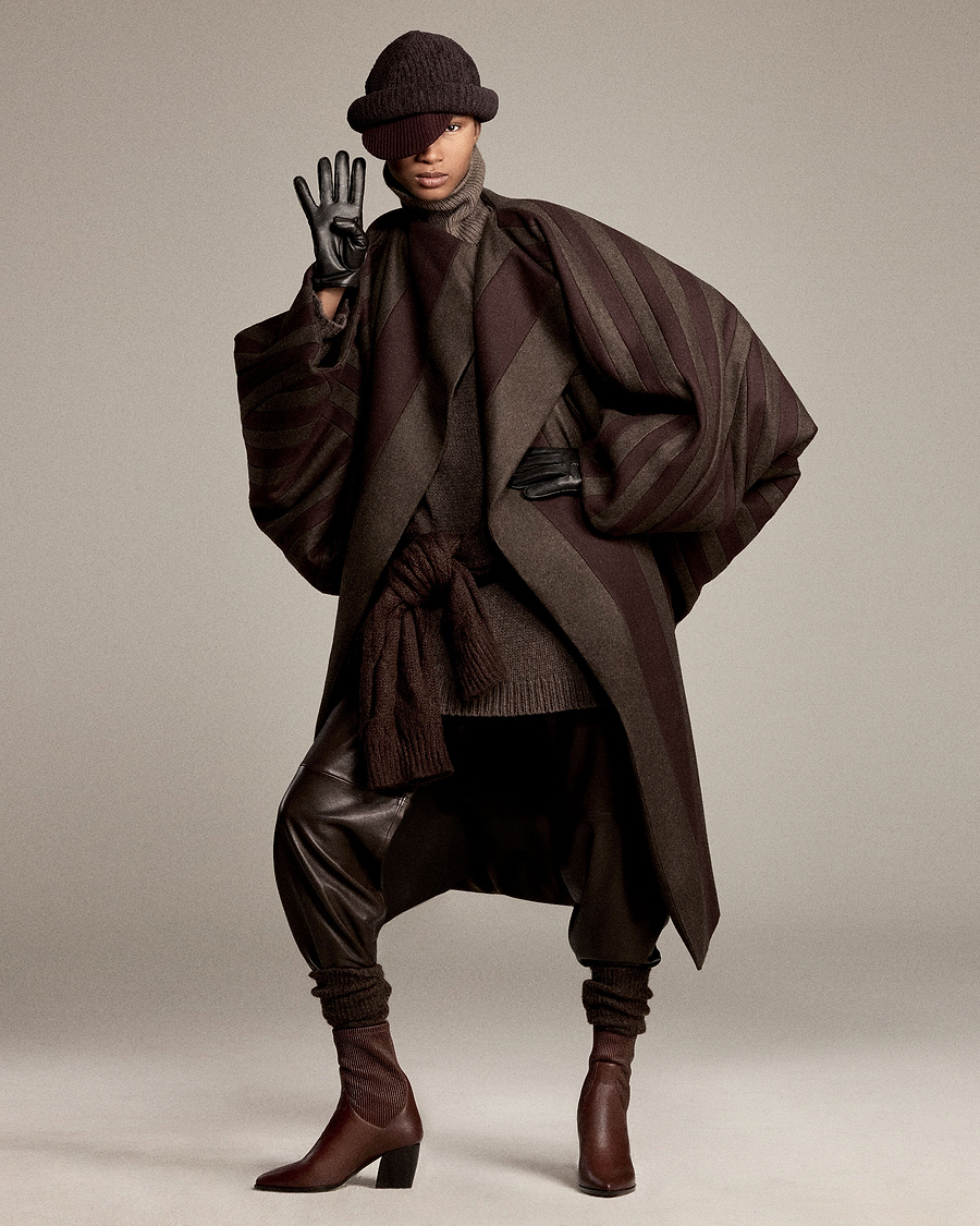Cape, hat and gloves, high boots
