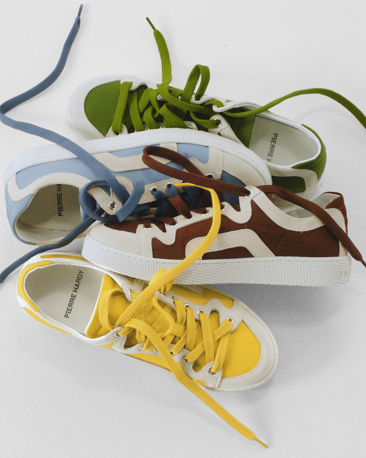 Composition Alpha Sneaker — quatre coloris empilés, lacets croisés
