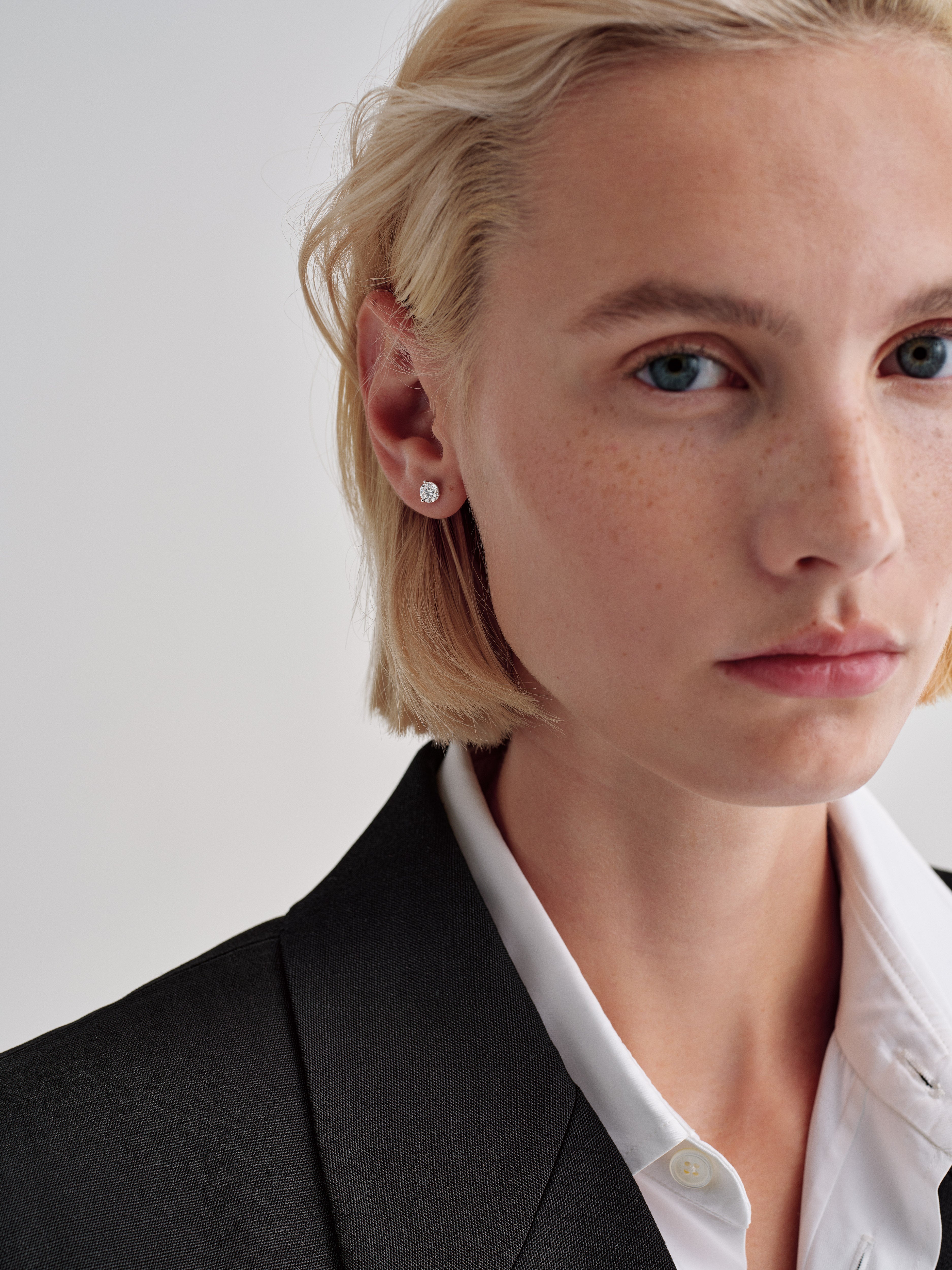 Easy Stud Earrings in White Gold