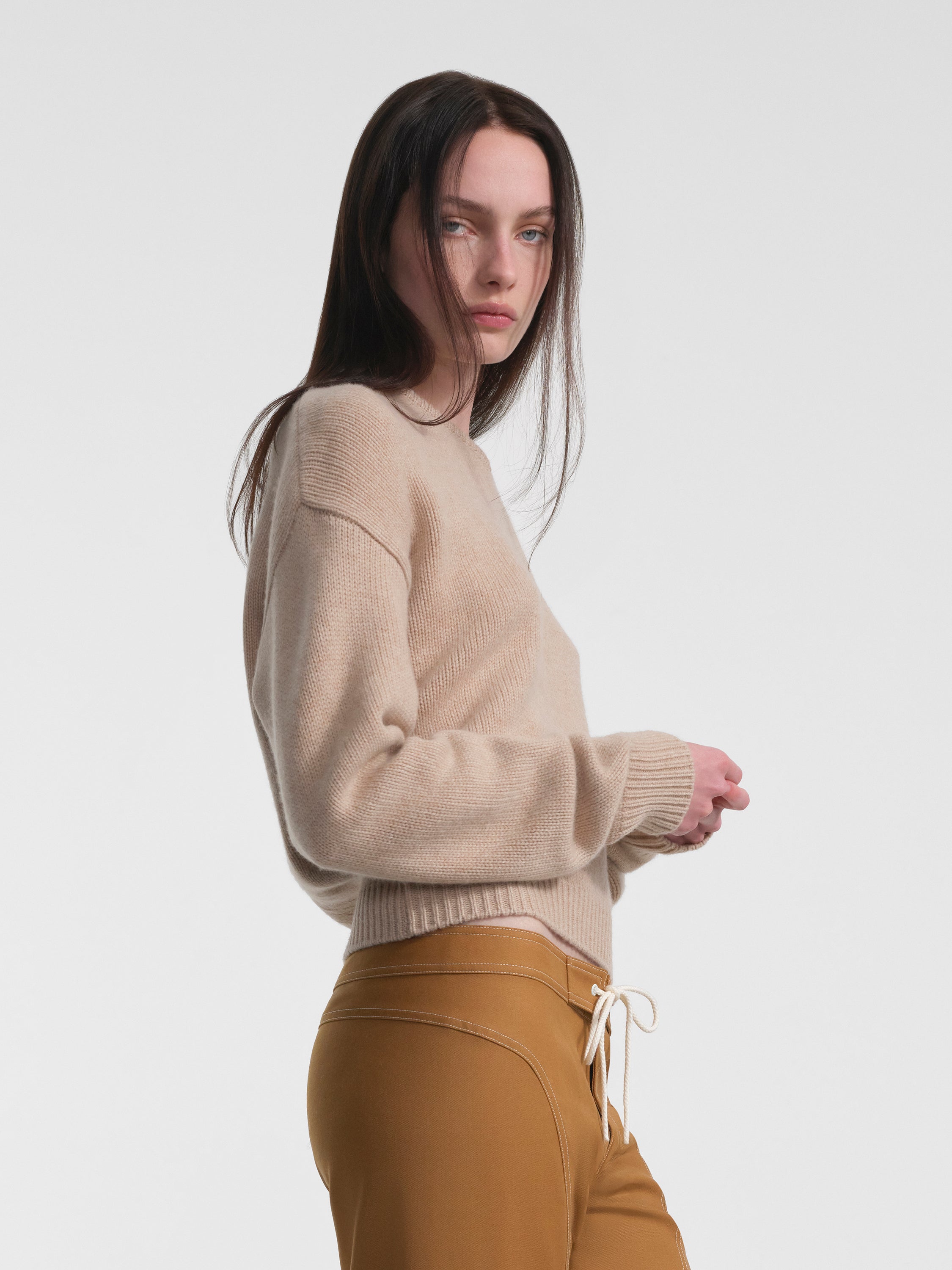 AFLALO Oraya Sweater in Cashmere – Toffee Melange - Model Side Cropped