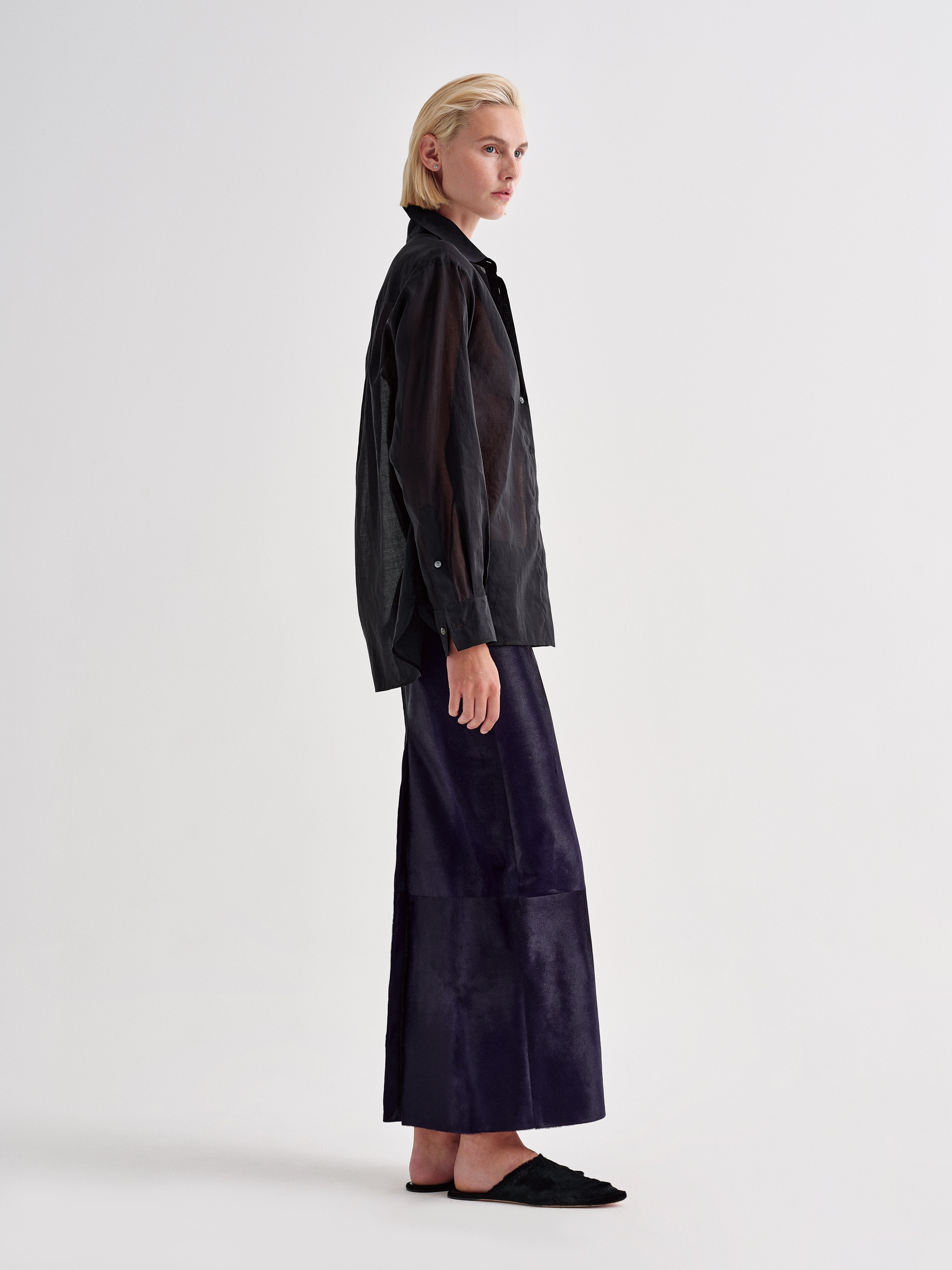 AFLALO Alda Skirt in Ponyhair, Imperial, and Brein Shirt in Cotton, Black, side view on model