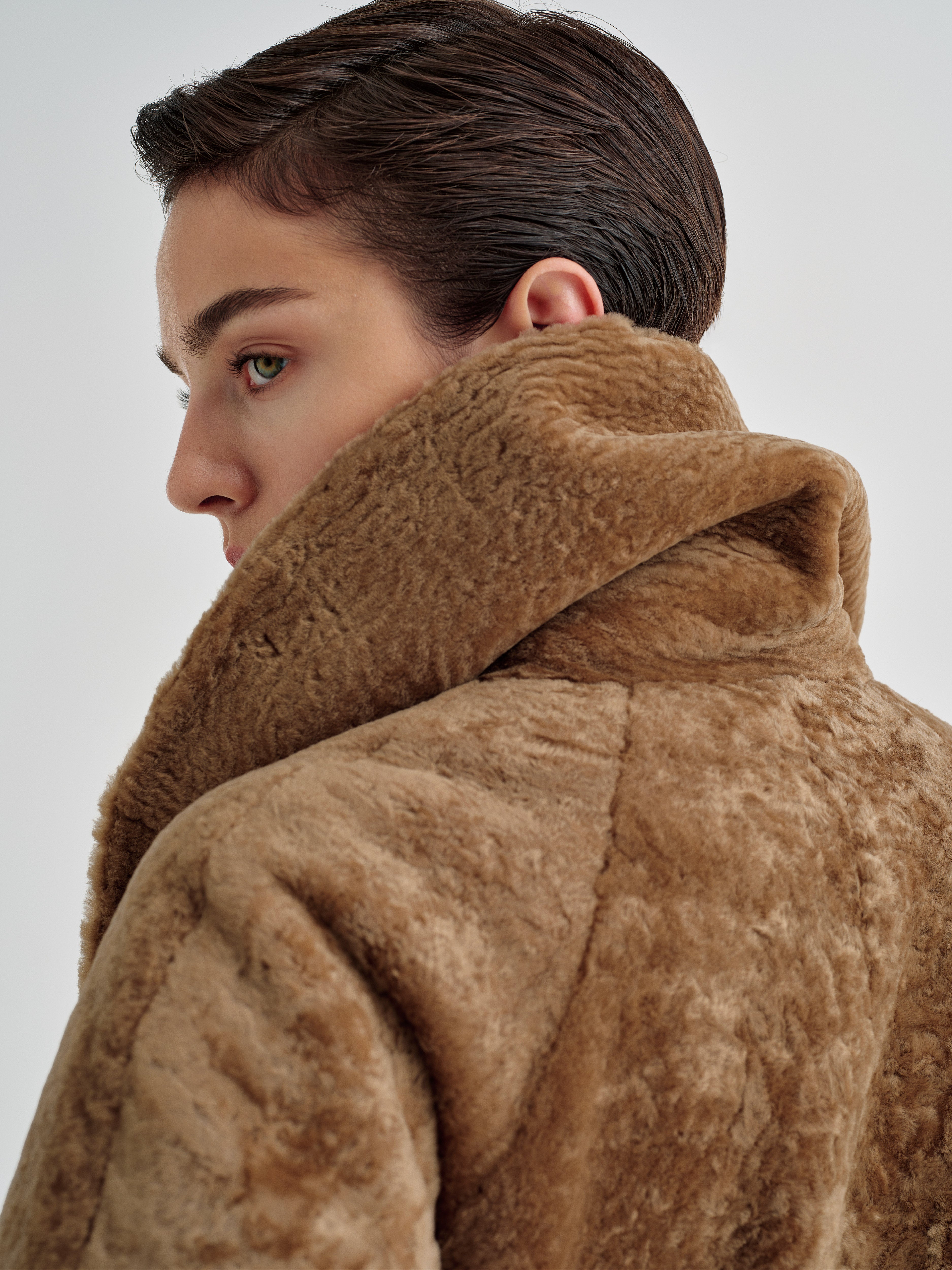 AFLALO Calidez Coat in Shearling, Honey, close-up on model