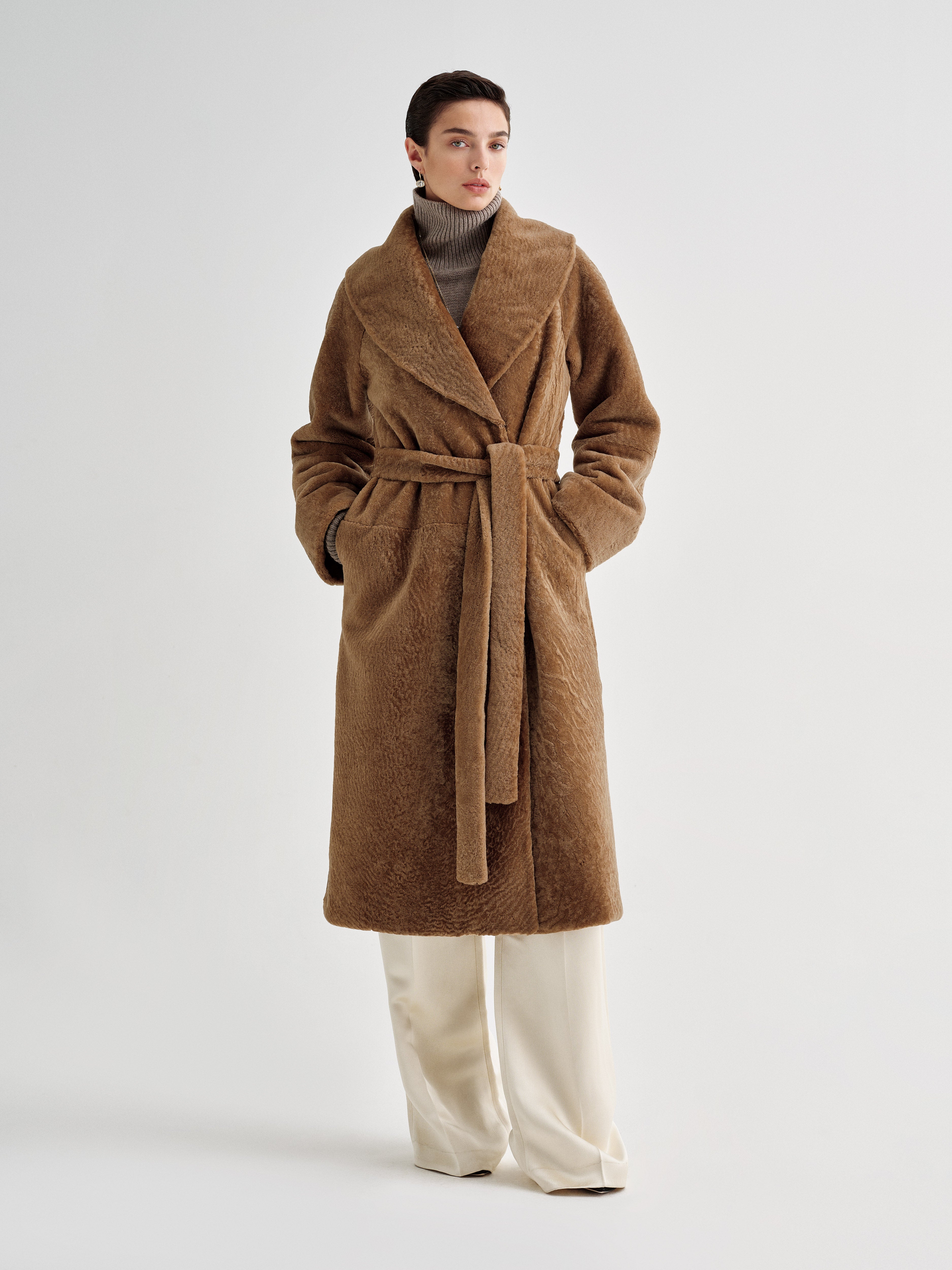 AFLALO Calidez Coat in Shearling, Honey, front view on model