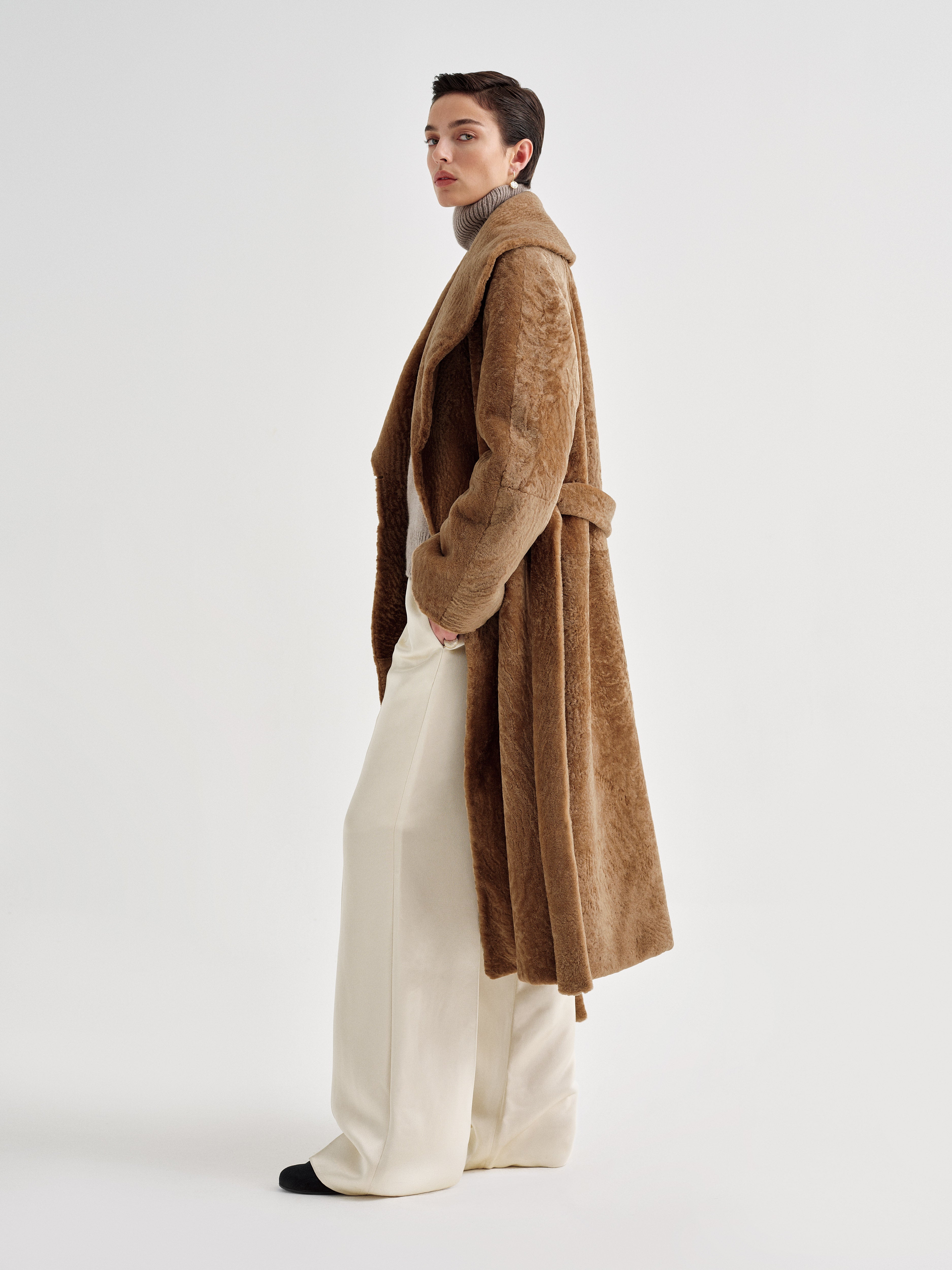 AFLALO Calidez Coat in Shearling, Honey, side view on model