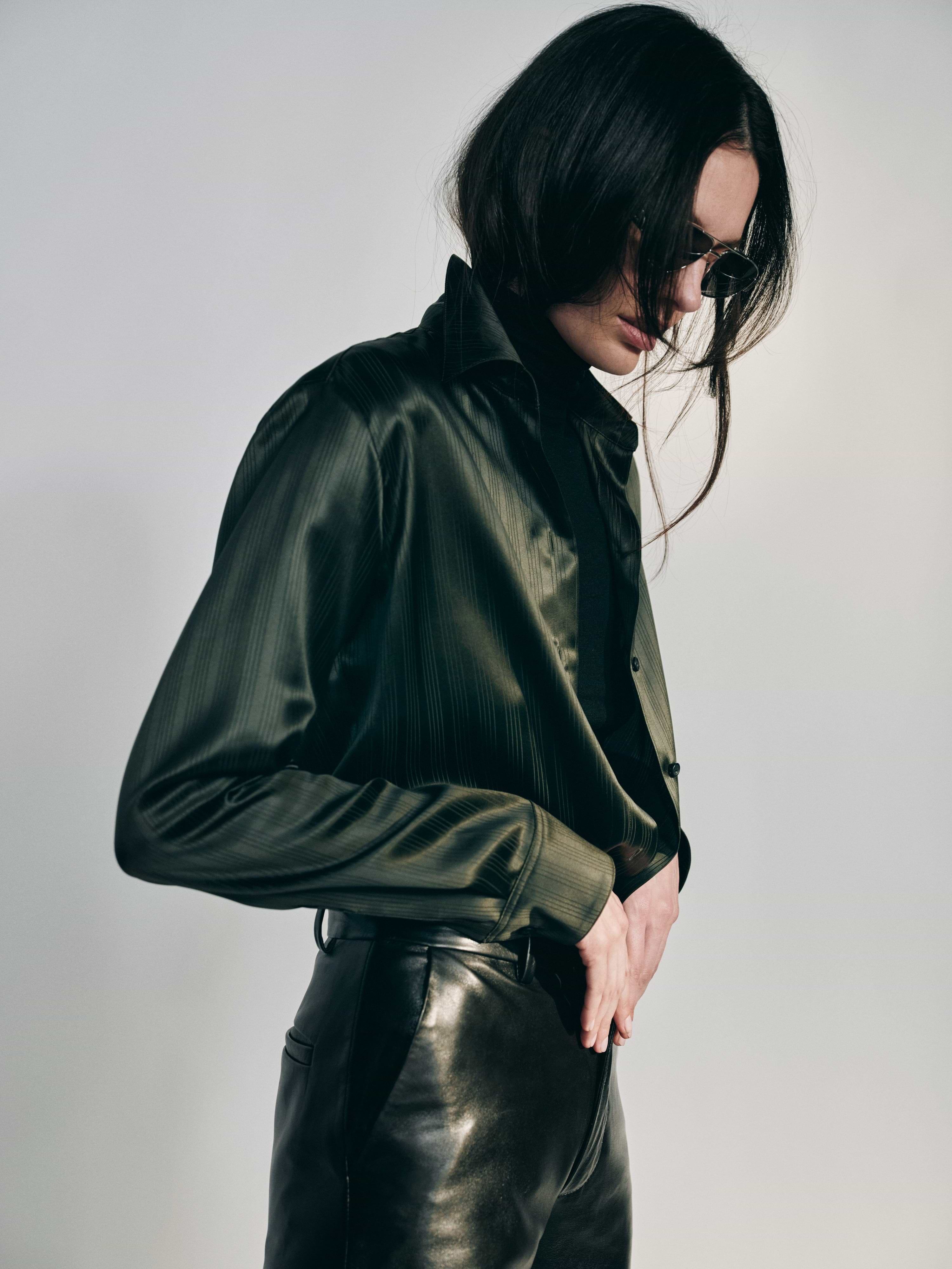 AFLALO Faun Shirt in Silk – Forest - Model Side