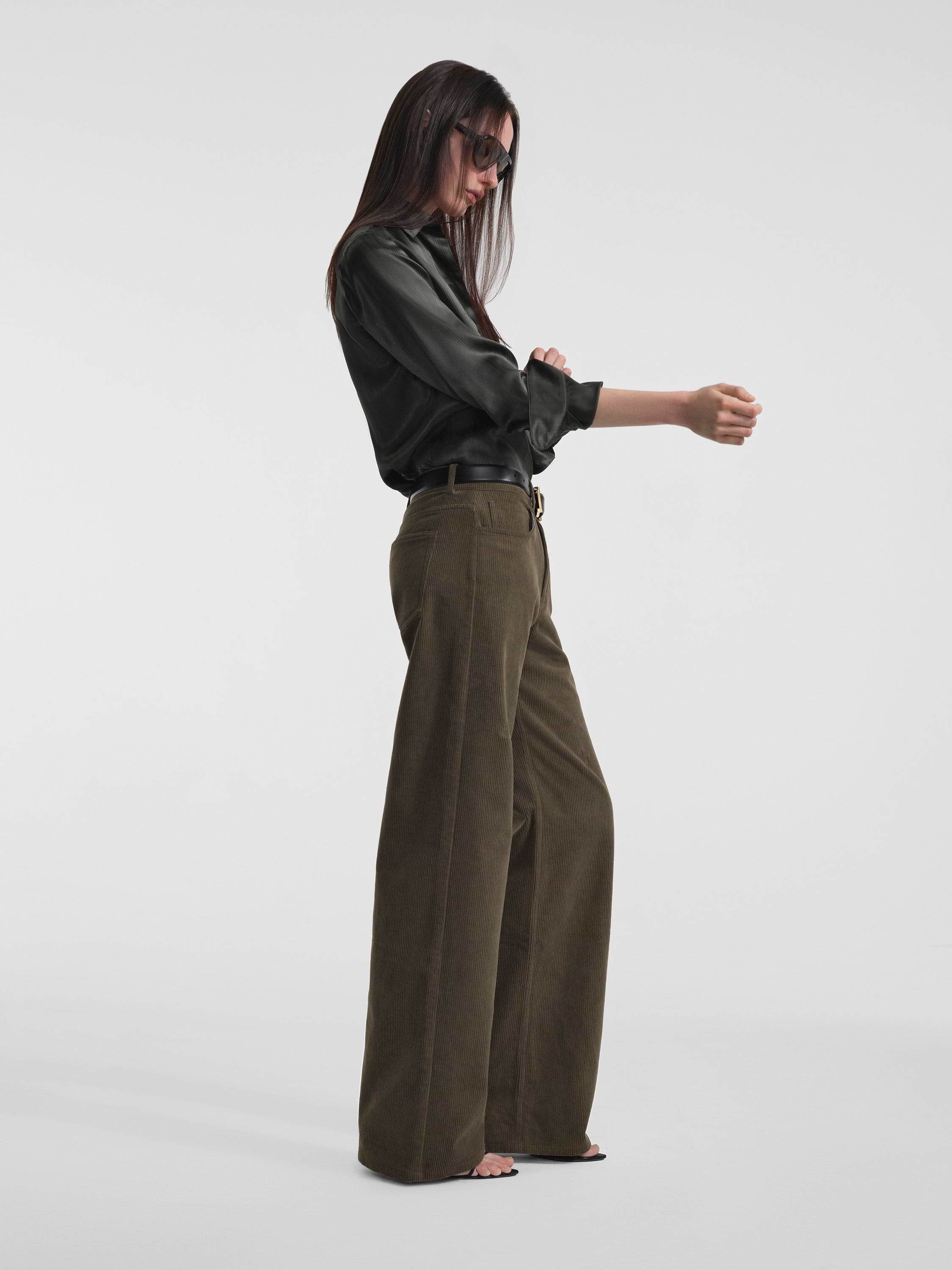 AFLALO Faun Shirt in Silk – Forest - Model Side