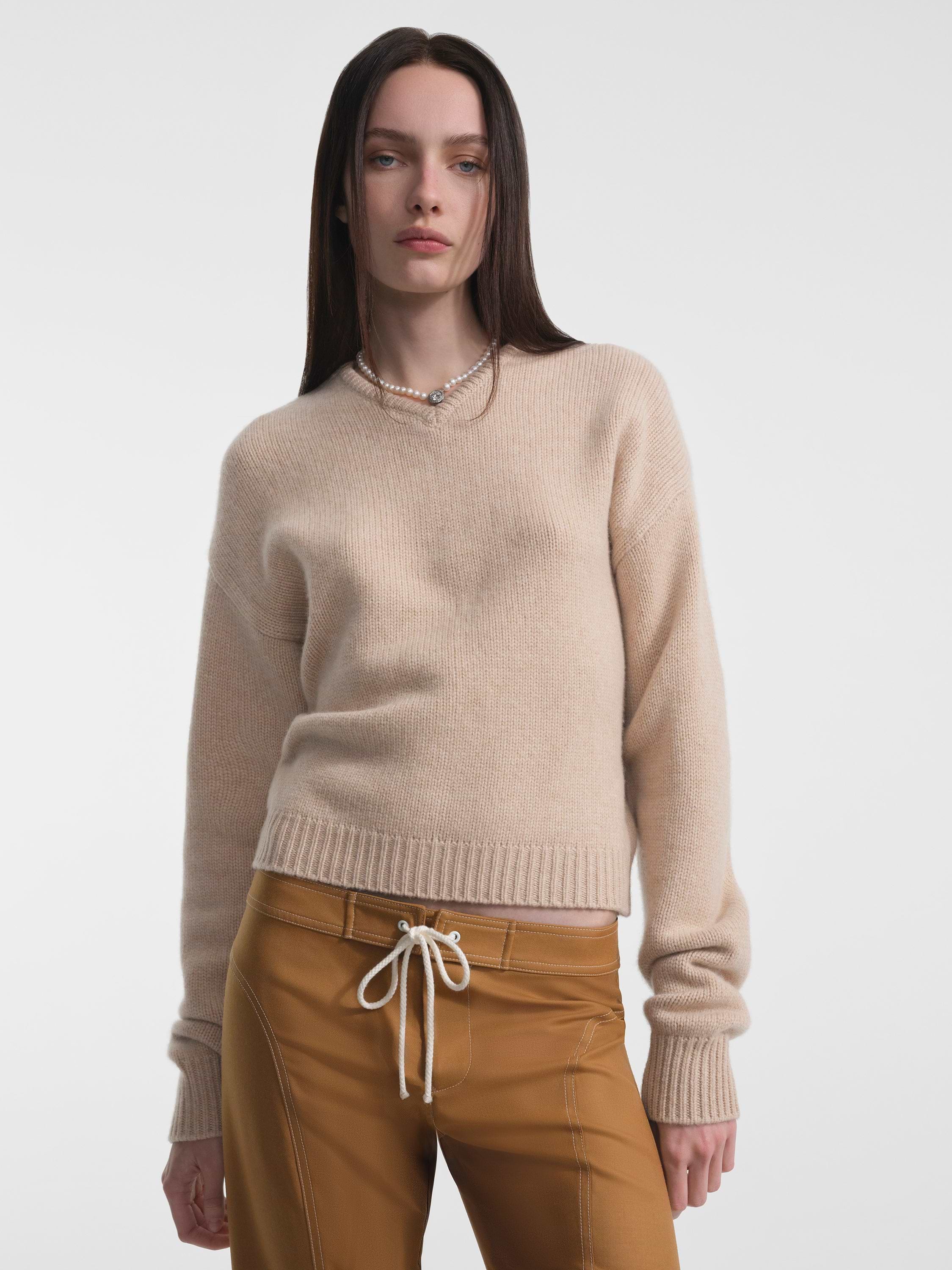 AFLALO Oraya Sweater in Cashmere – Toffee Melange - Model Front Cropped