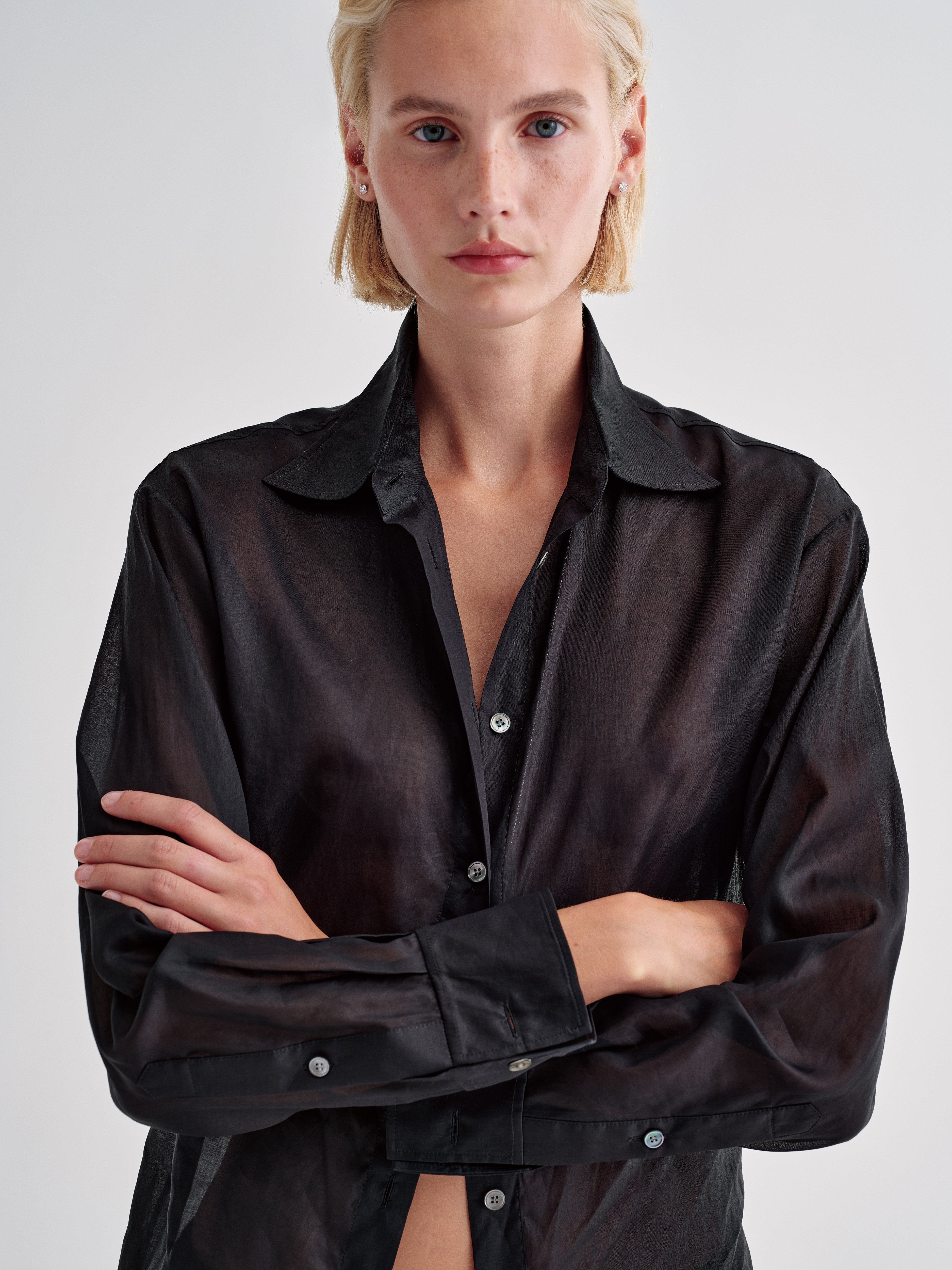 AFLALO Brein Shirt in Cotton, Black, close-up on model