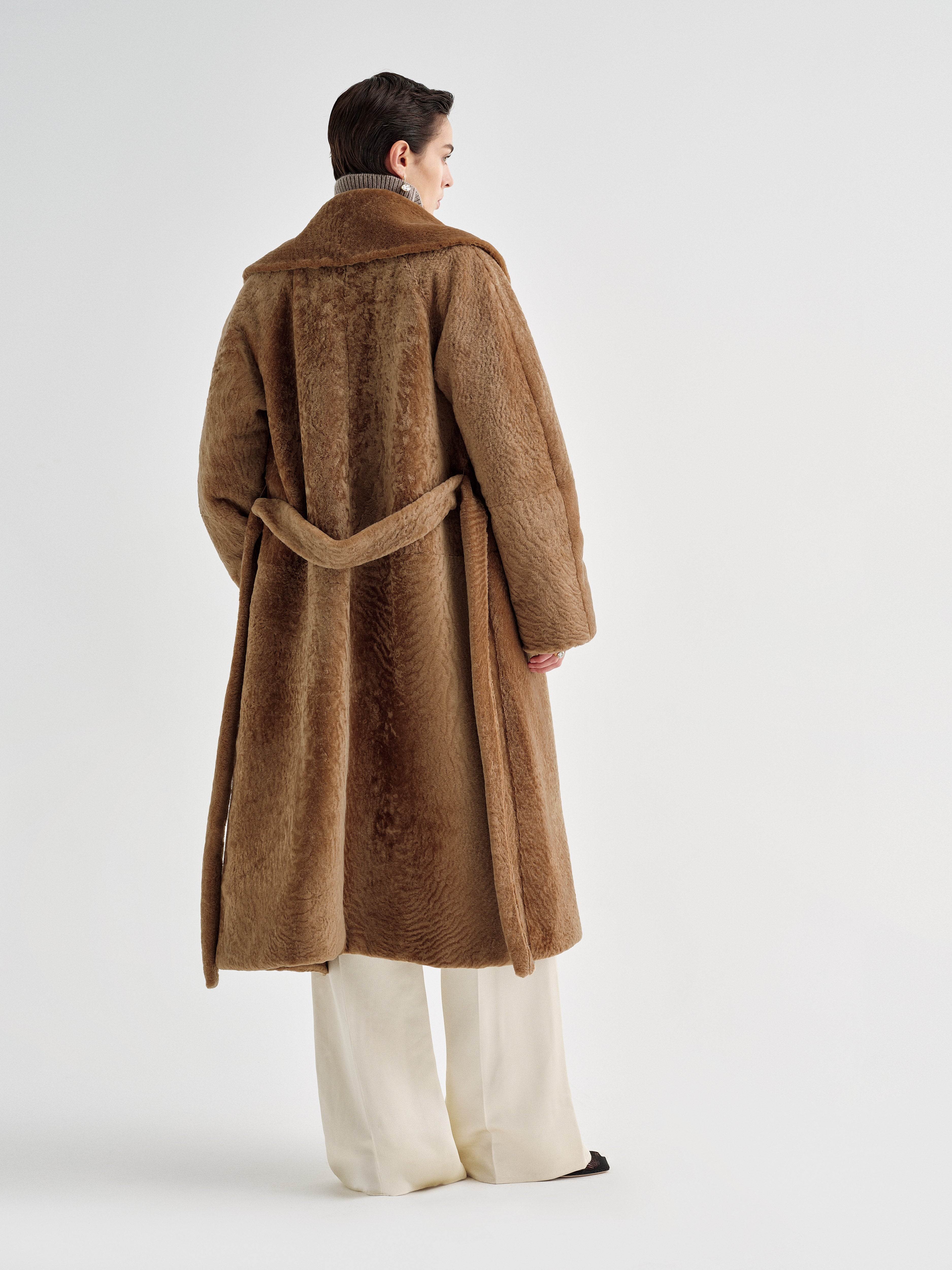 AFLALO Calidez Coat in Shearling, Honey, back view on model