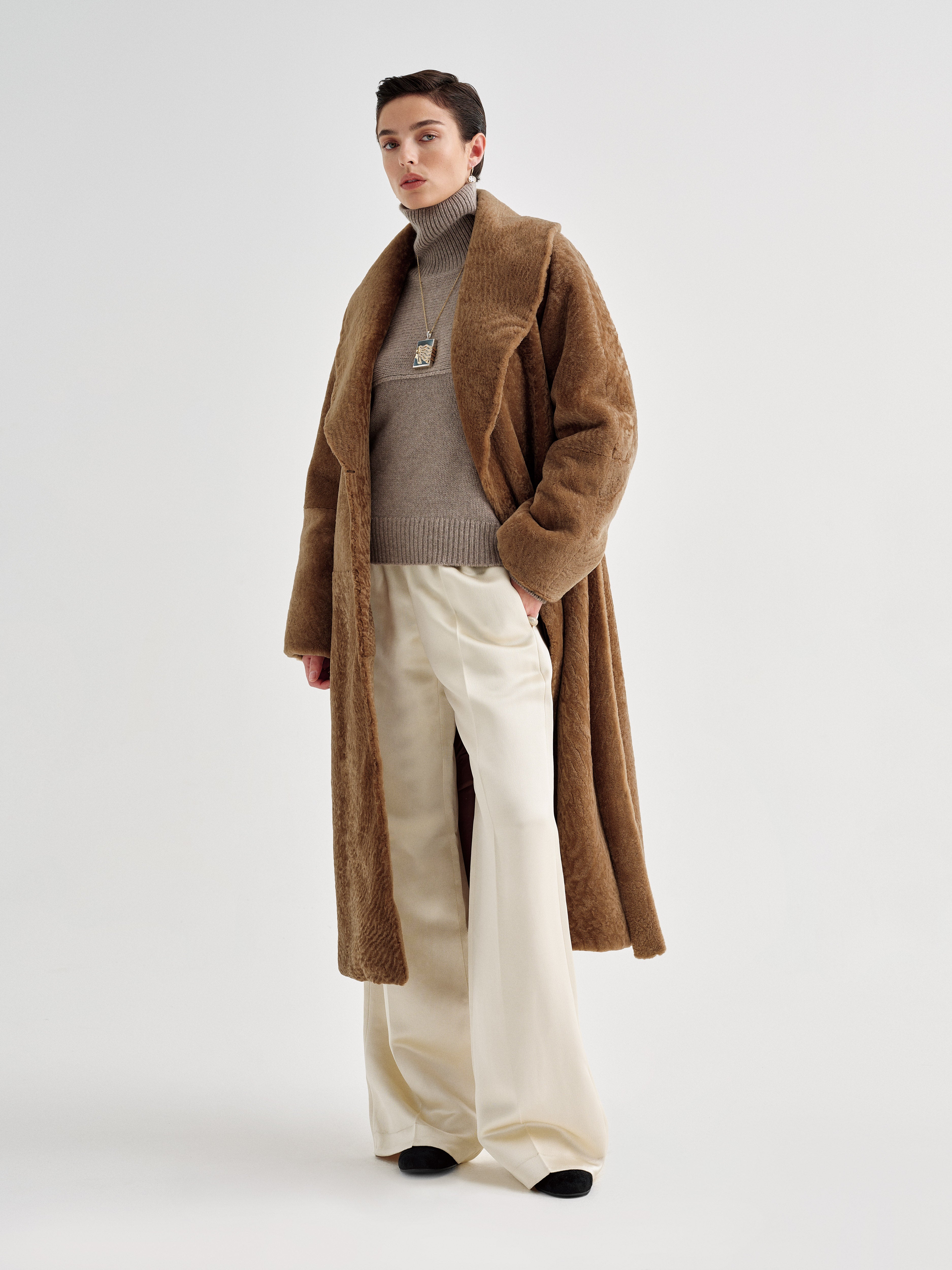 AFLALO Calidez Coat in Shearling, Honey, front view on model