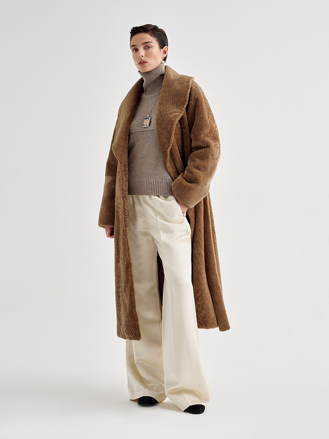 AFLALO Calidez Coat in Shearling, Honey, front view on model