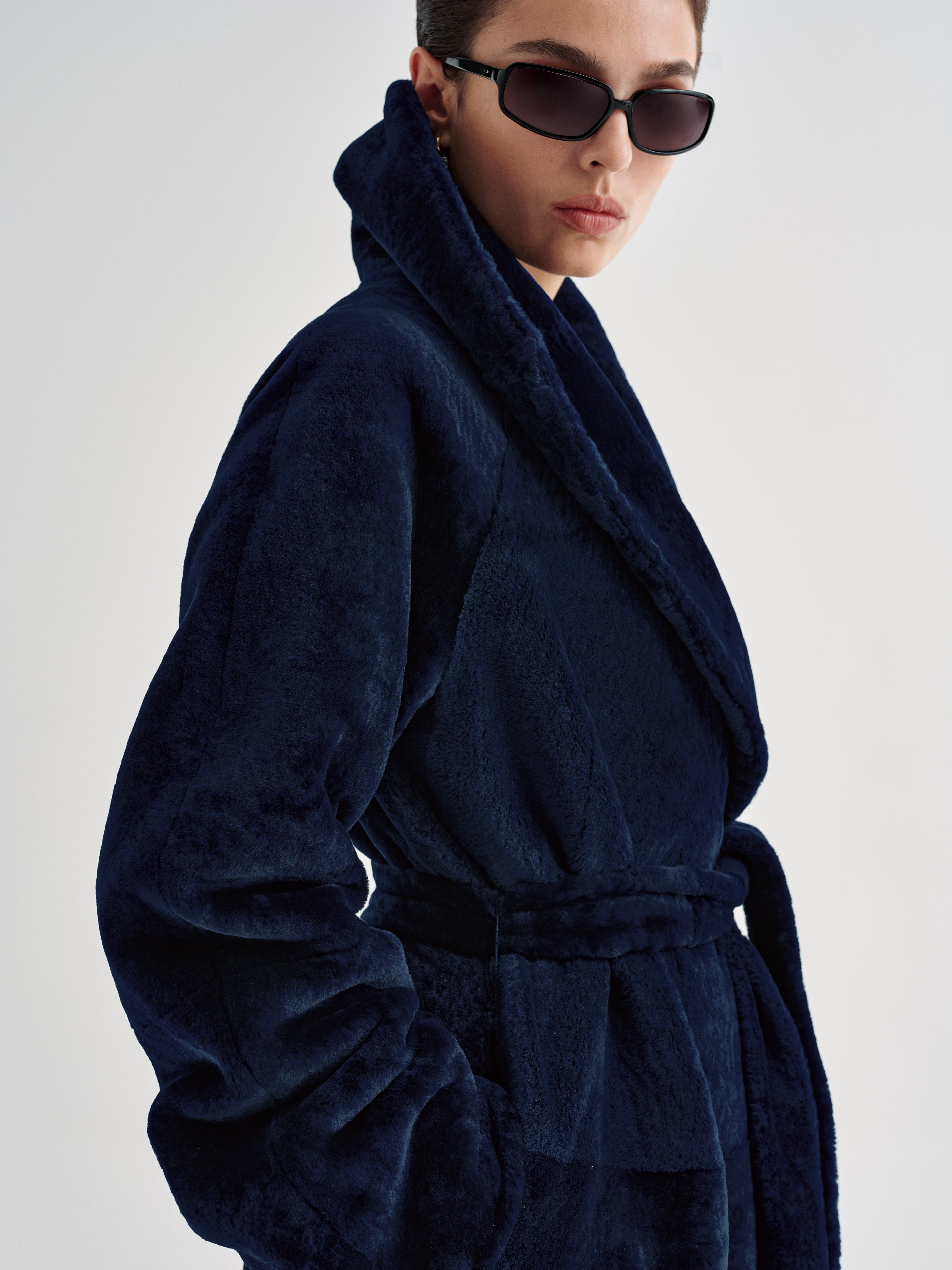 AFLALO Calidez Coat in Shearling, Sapphire, close-up on model