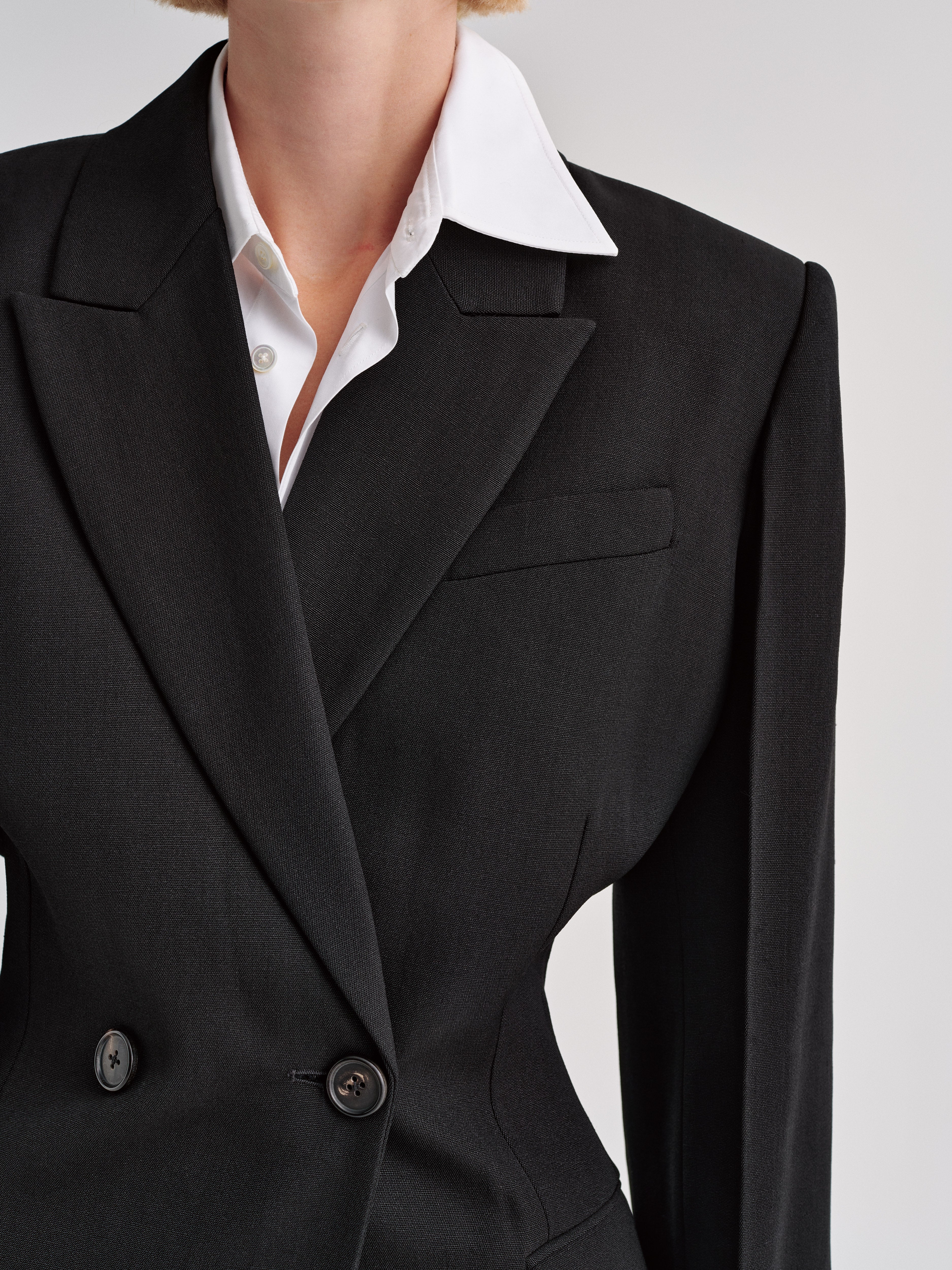 AFLALO Gallo Blazer in Viscose Silk, Black, close-up on model