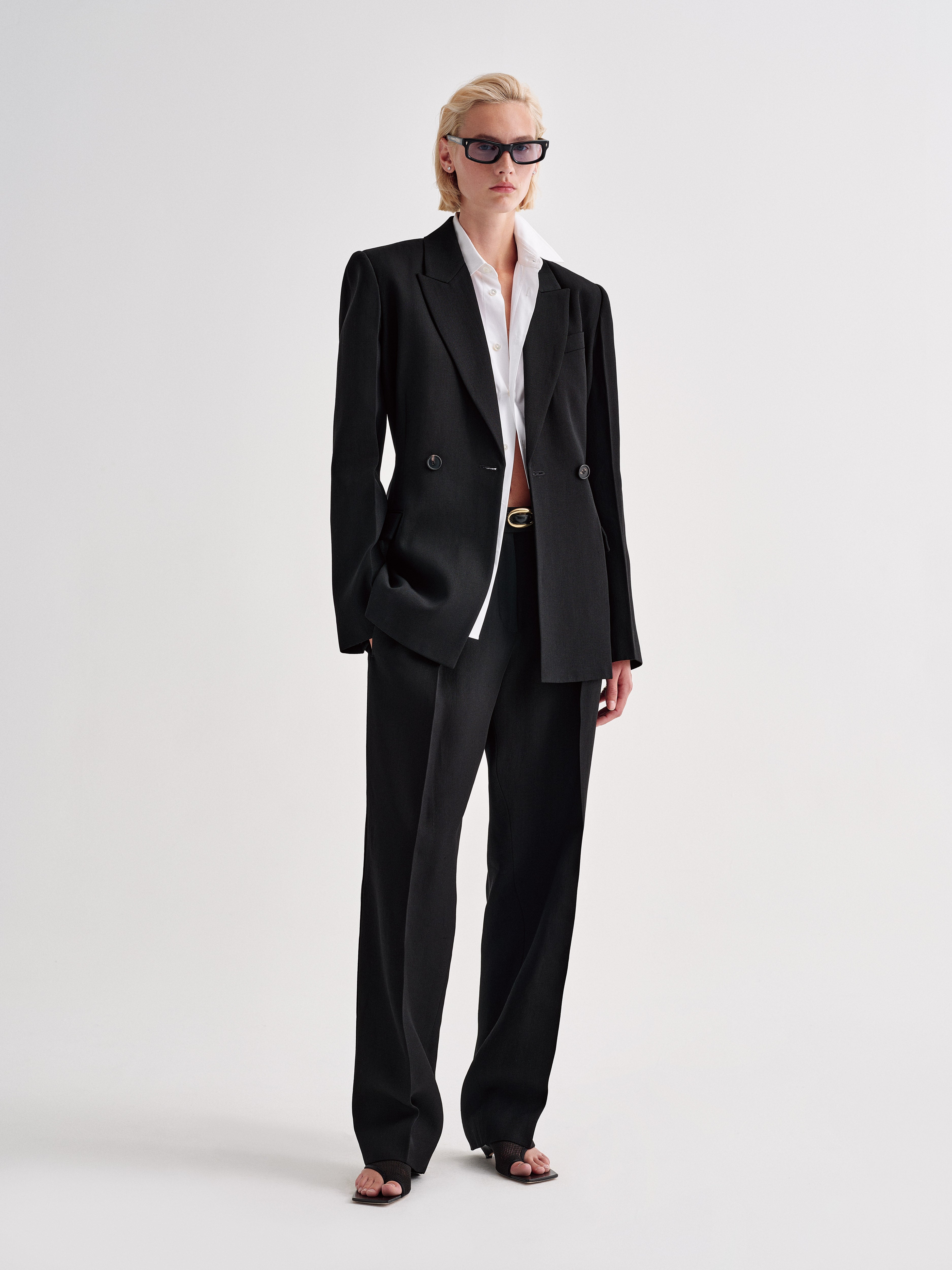 AFLALO Gallo Blazer in Viscose Silk, Black, front view on model