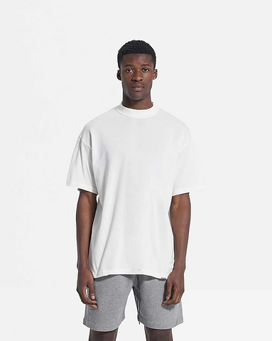 Weißes, übergroßes T-Shirt