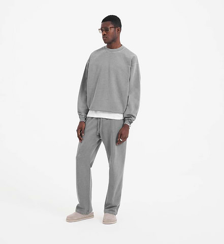 Grauer Pullover mit Jogginghose