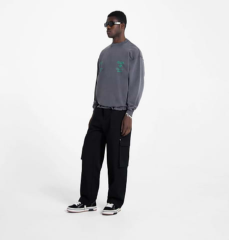 grauer Pullover und Cargohose
