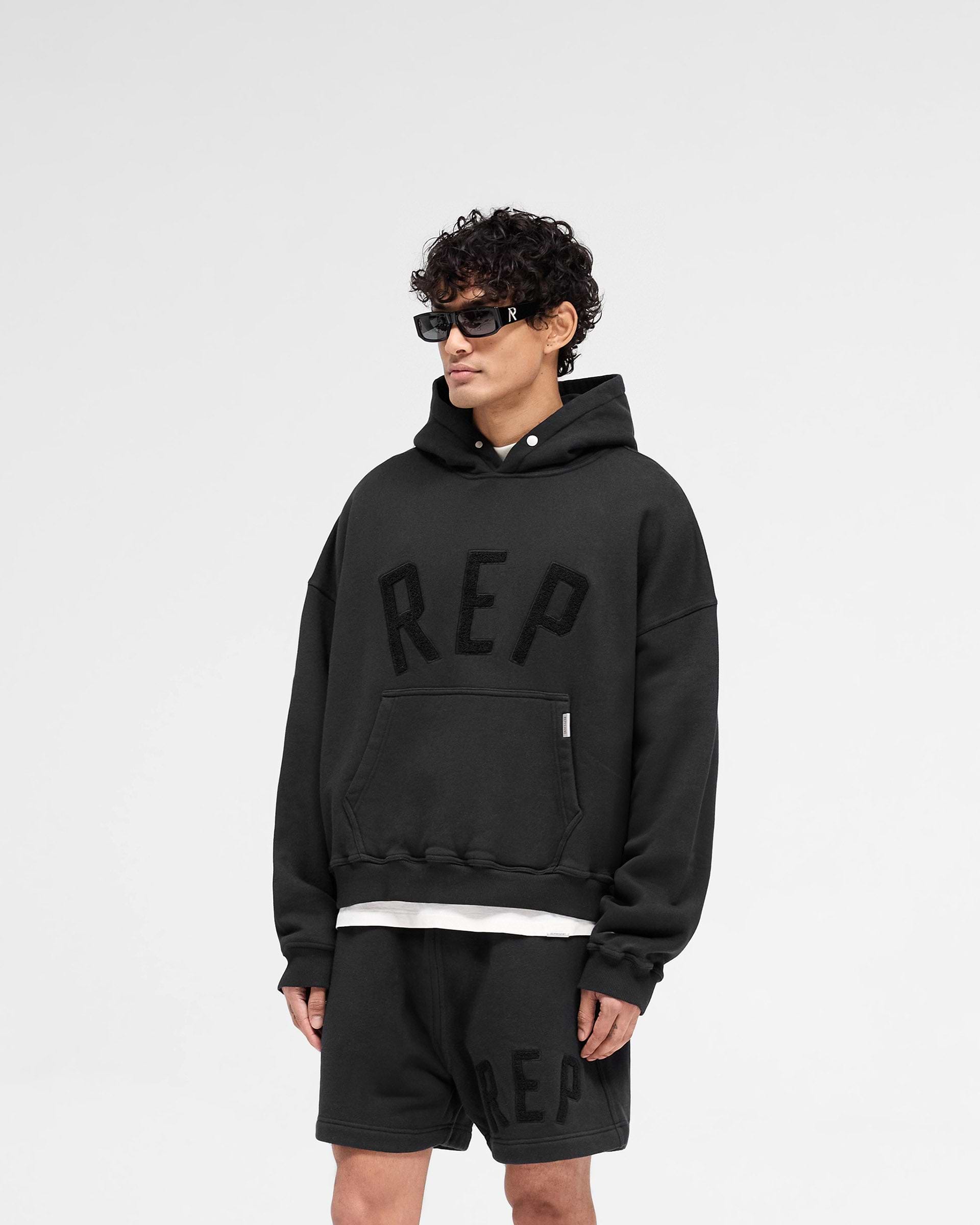 Rep Applique Hoodie - Noir Éteint