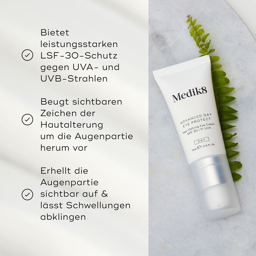 Die Tube Advanced Day Eye Protect liegt auf einer Marmoroberfläche neben einem grünen Farnblatt. Der Text hebt ihren SPF-30-Schutz, die Vorbeugung sichtbarer Alterserscheinungen sowie ihre Fähigkeit hervor, den Augenbereich aufzuhellen und zu entstauen.