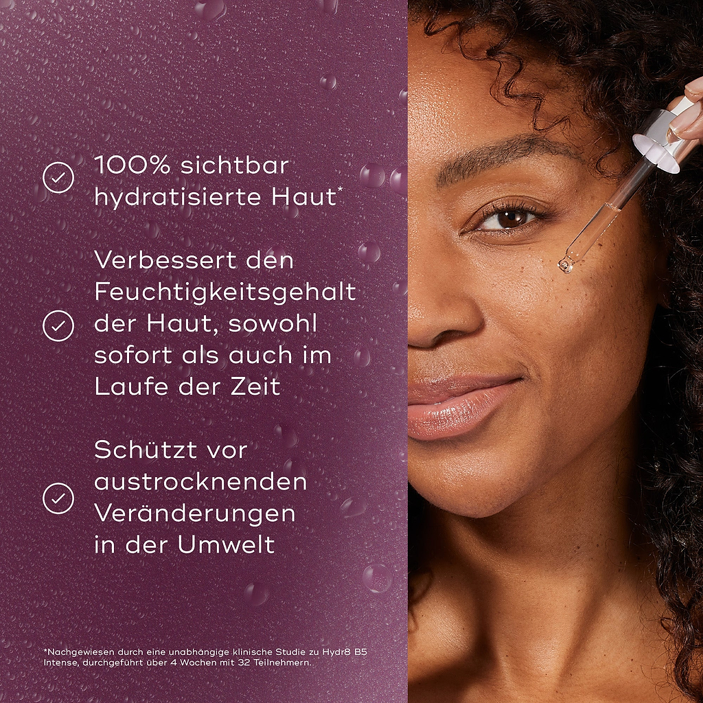 Eine Frau mit lockigem Haar lächelt, während sie eine Medik8 Hydr8 B5 Intense Serumflasche und eine Glaspipette neben ihr Gesicht hält. Die violette Flasche trägt die Aufschrift Hyaluronic Acid with NMF, Replenish & Boost, vor einem tiefvioletten Hintergrund.